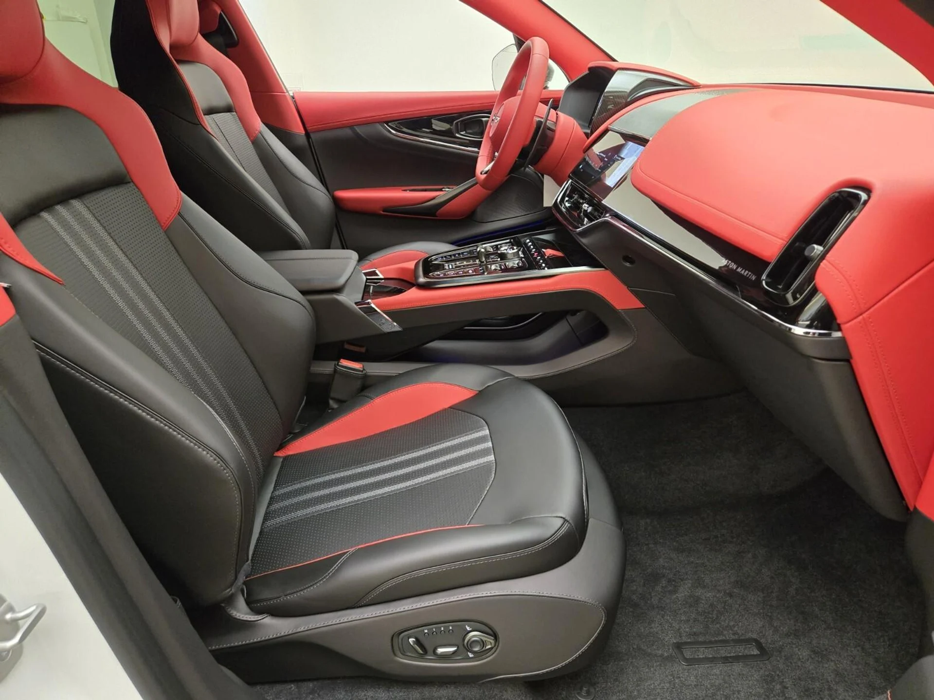 mph026_697251878_Used_2025_Aston_Martin_DBX_707_1762583641_c2d880ce29