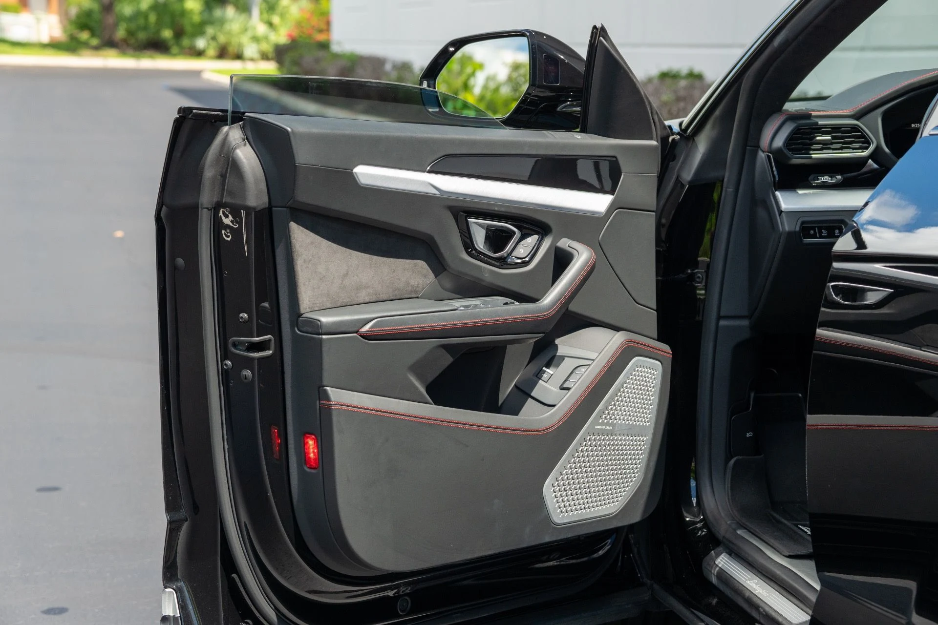 mph026_726966726_Used_2020_Lamborghini_Urus_1758836559_d8e2cf9997