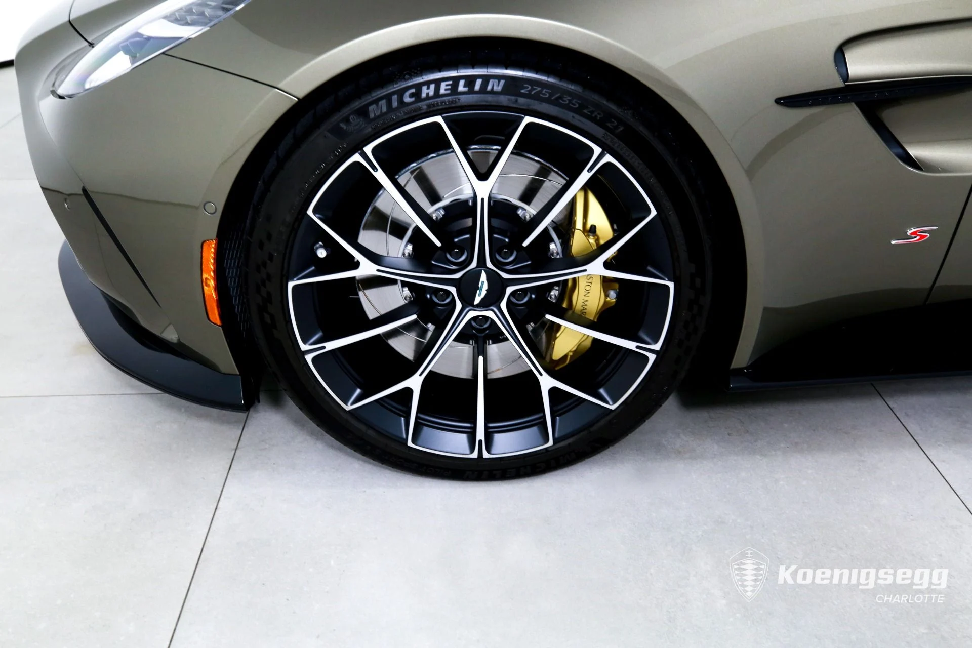 mph026_755764499_Used_2026_Aston_Martin_Vantage_S_Roadster_1782838317_5de99b5192