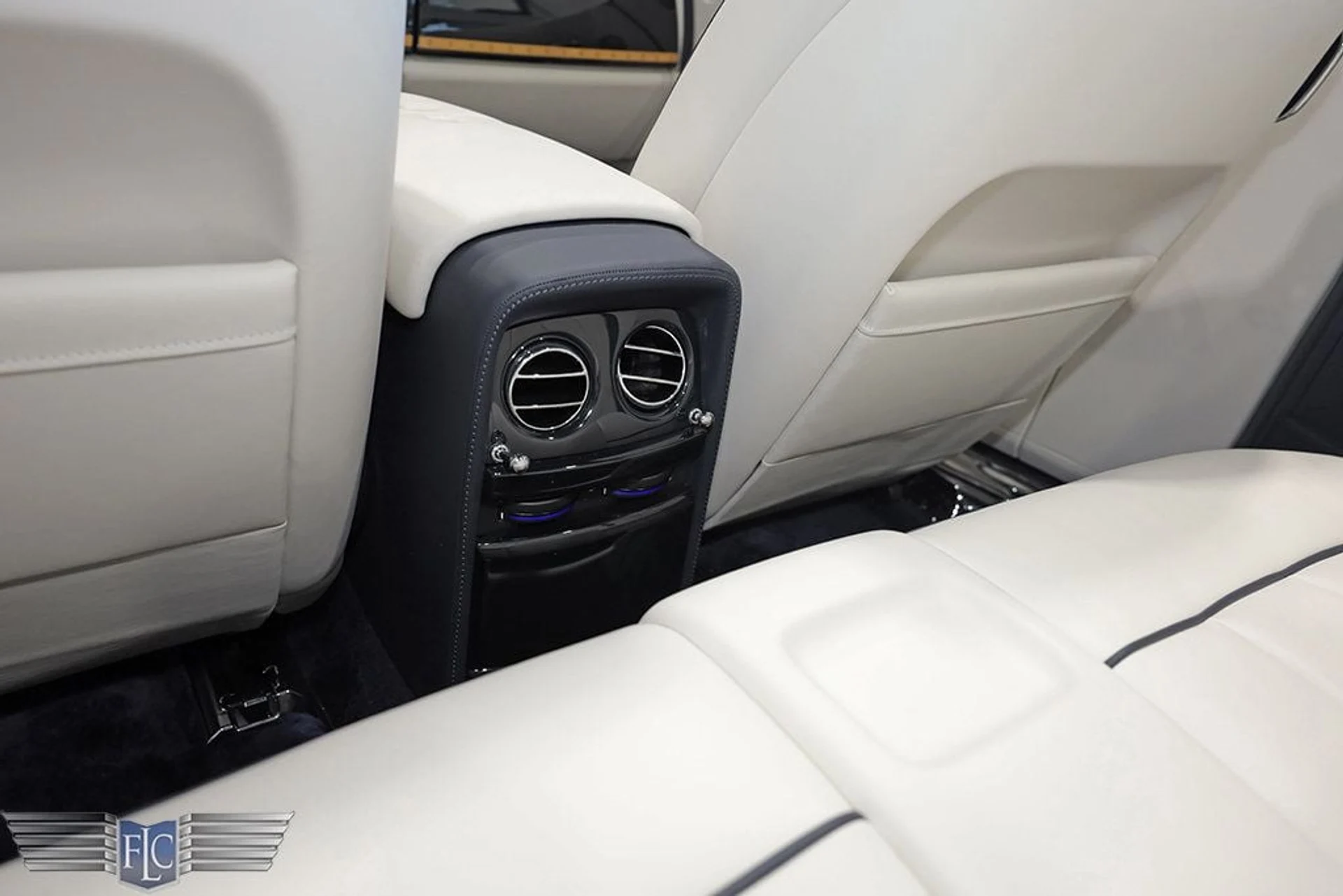 mph026_76187915_used_2017_rolls_royce_phantom_dropheadcoupe_9689_22945304_27_1024_fb1cdb444b