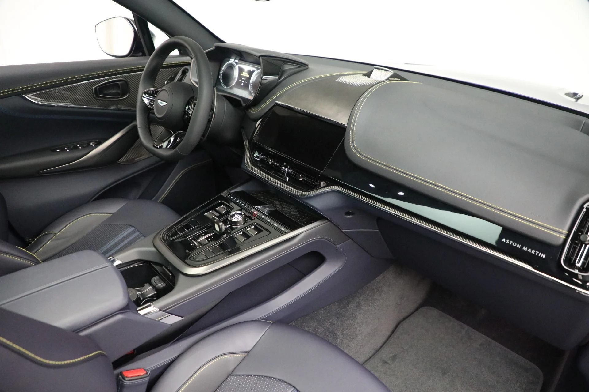 mph026_768497143_New_2025_Aston_Martin_DBX_707_707_eb414448c8