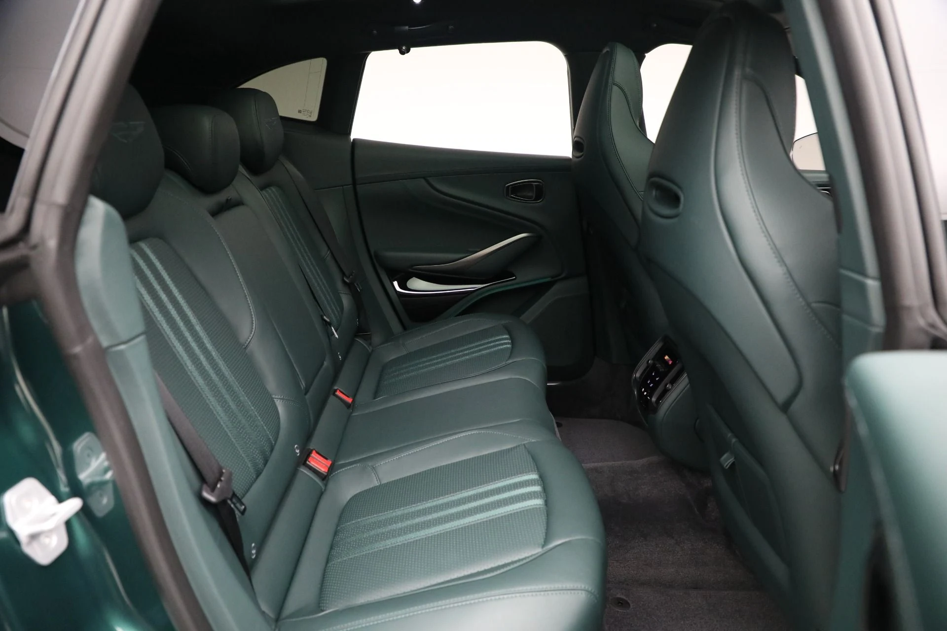 mph026_778740093_New_2025_Aston_Martin_DBX_707_412b4e80c7