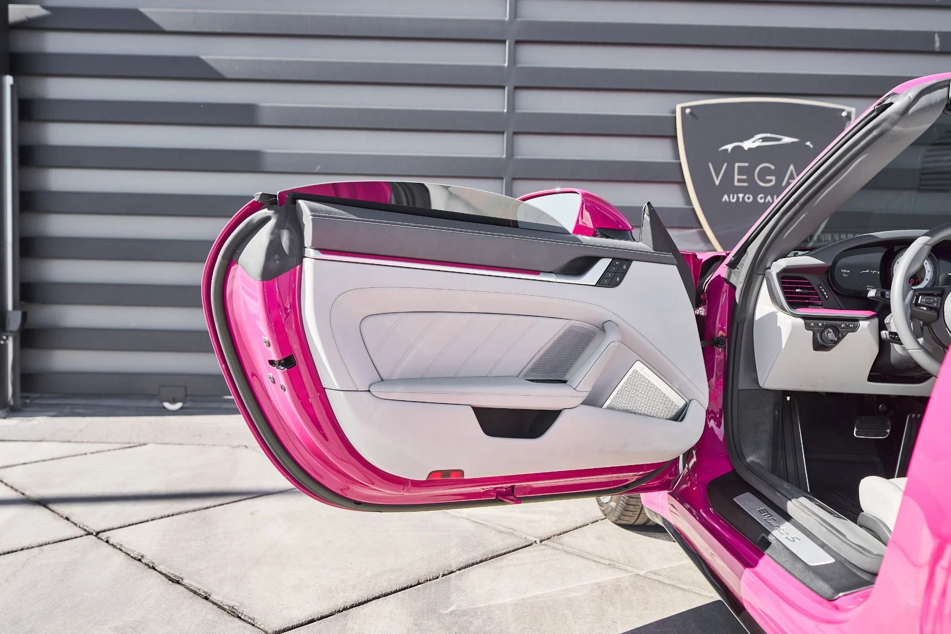 mph026_812466684_Used_2023_Porsche_911_Turbo_1762568143_0bbdb6feff