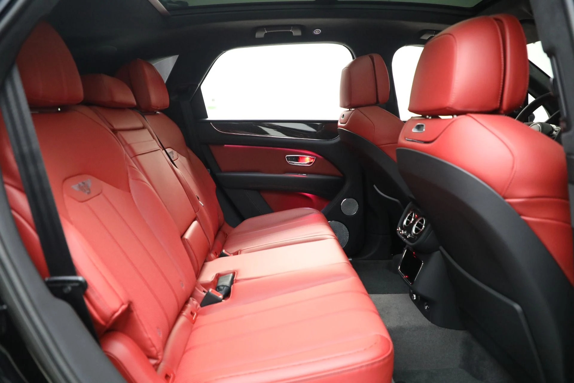 mph026_828577934_New_2025_Bentley_Bentayga_V8_e70ce36353