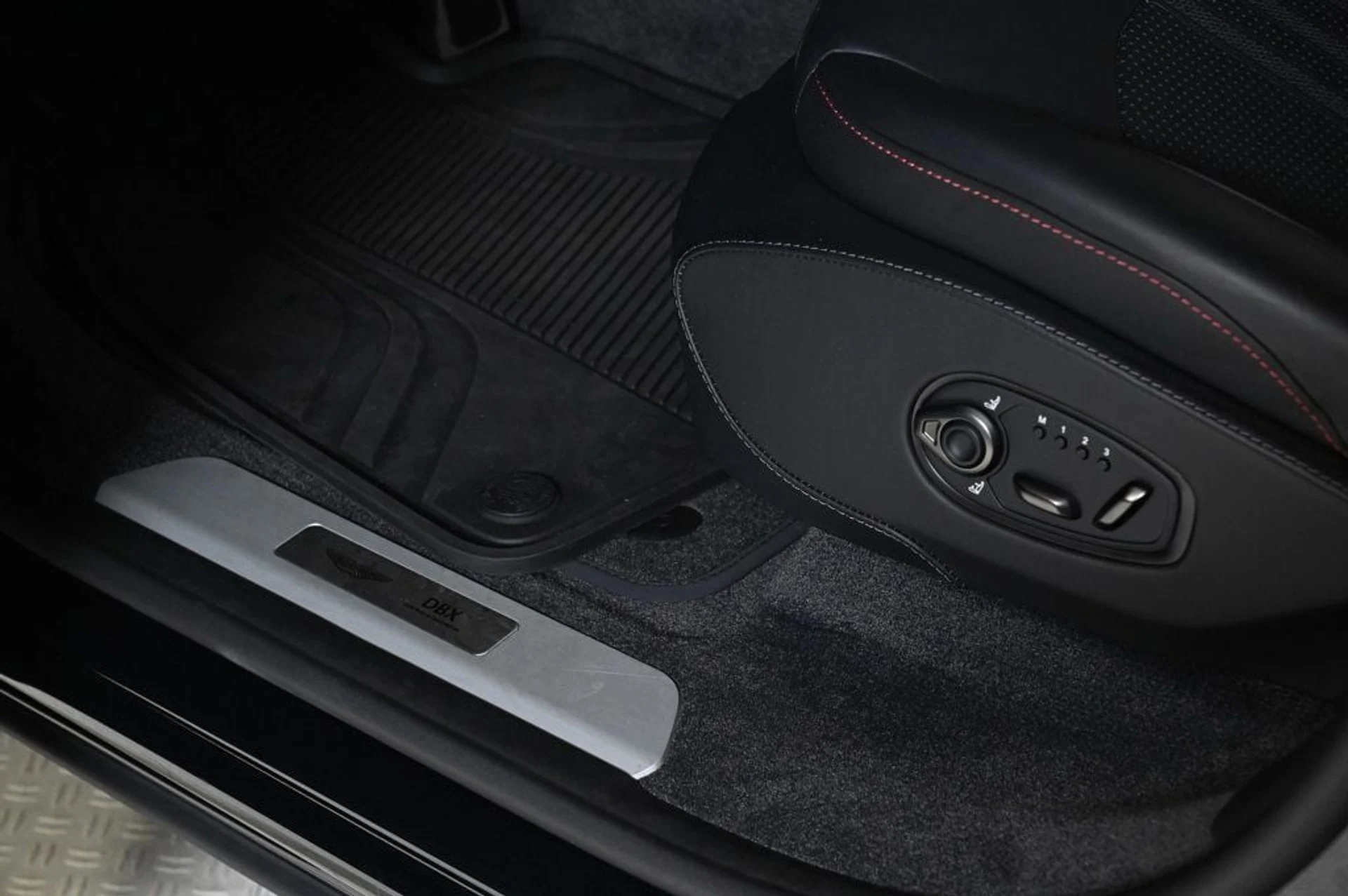 mph026_829934991_used_2025_aston_martin_dbx_707_11350_22917533_26_1024_81d01b0dc1