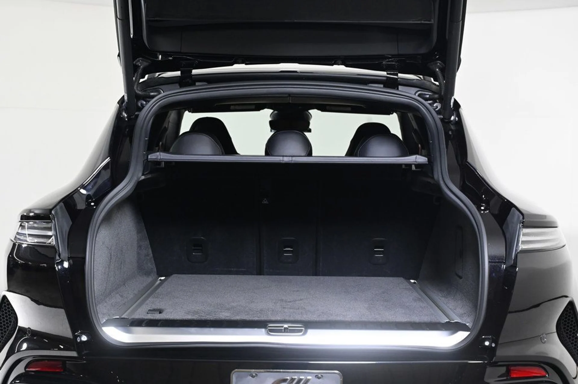 mph026_860847425_new_2026_aston_martin_dbx_sawd_11350_22964208_26_1024_f1ebca669e