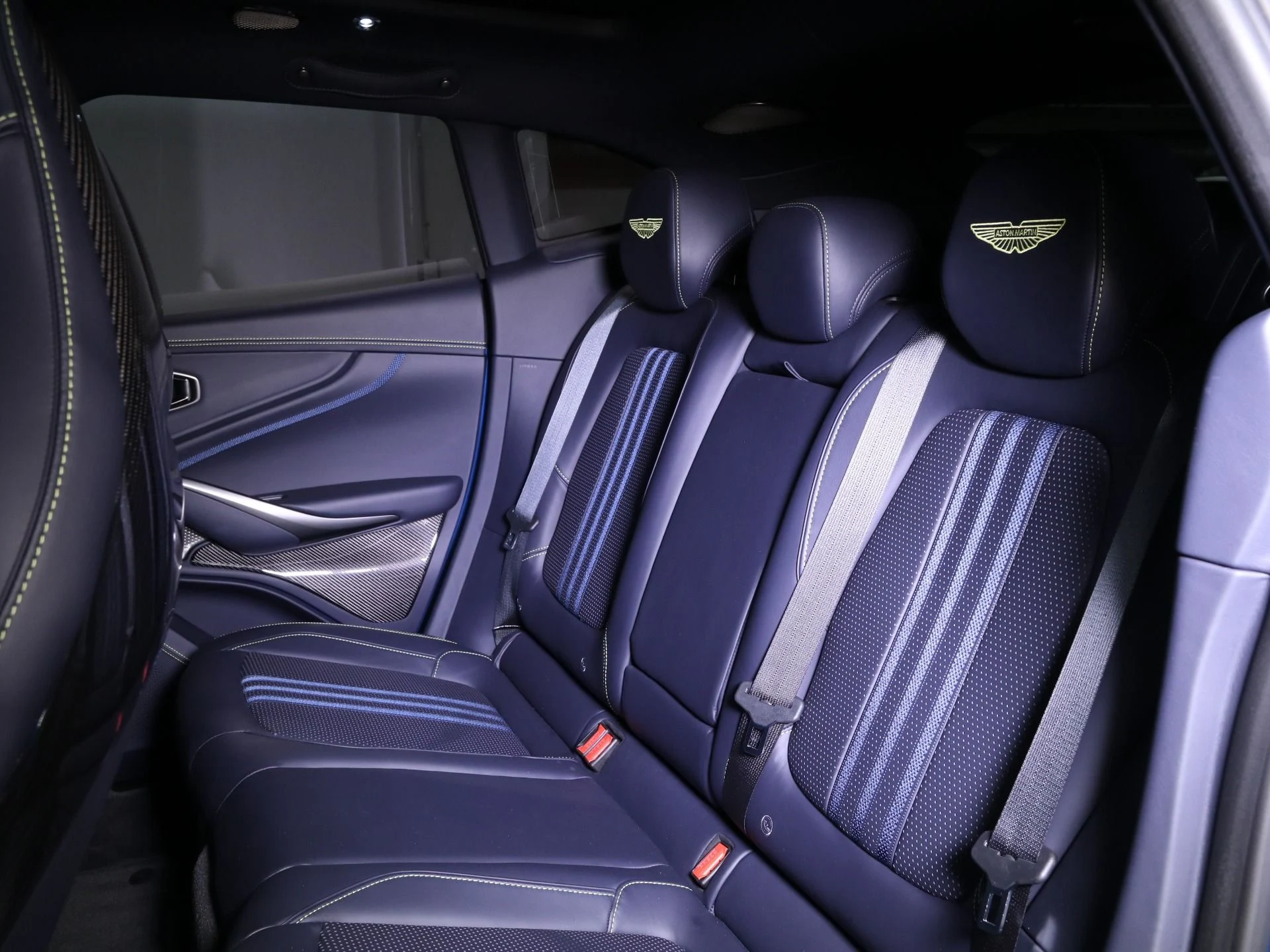 mph026_873186298_Used_2025_Aston_Martin_DBX_707_1758482784_16458210ce