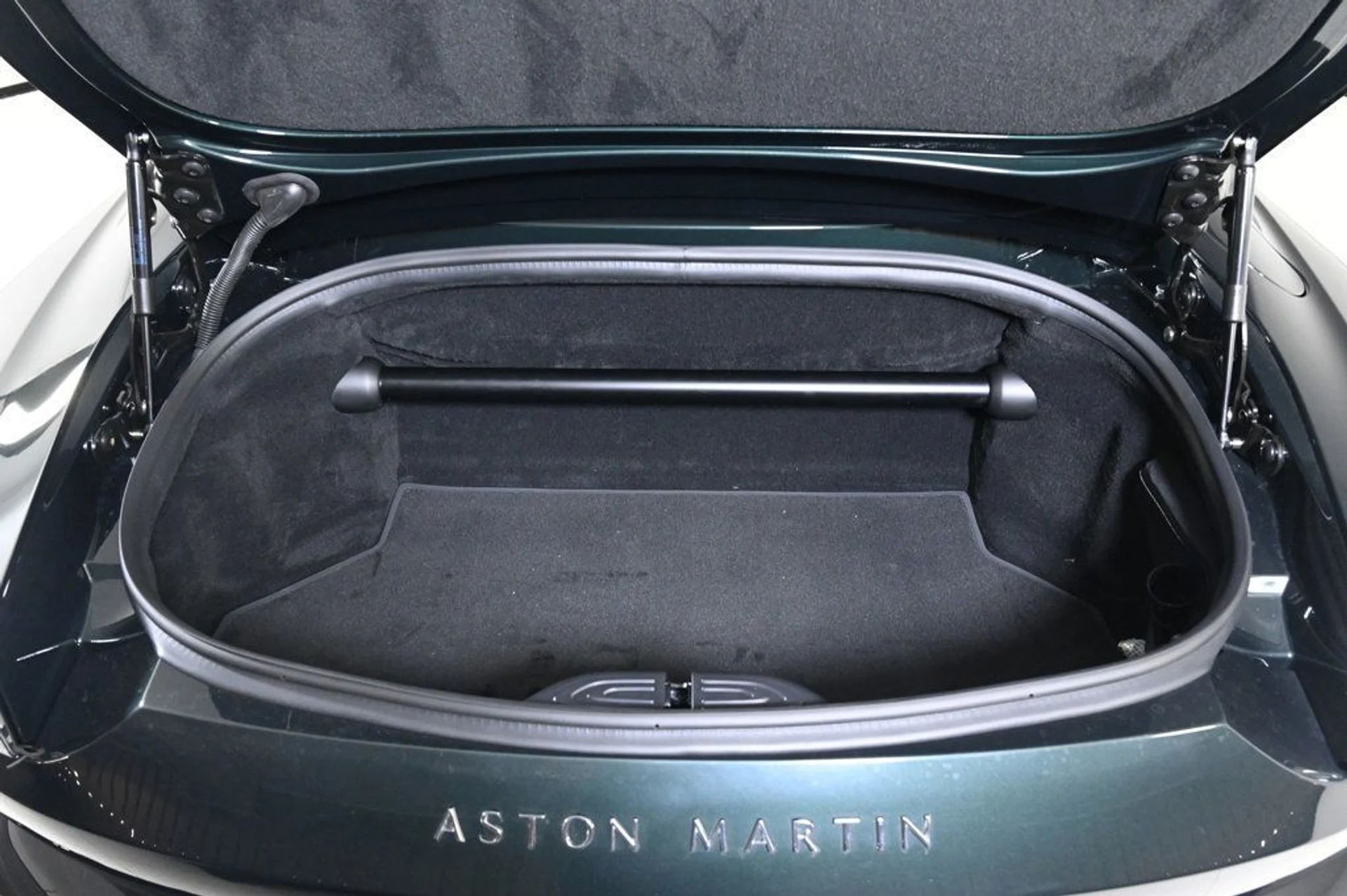 mph026_874371607_used_2026_aston_martin_vantage_11350_22923178_26_1024_62d7179b63