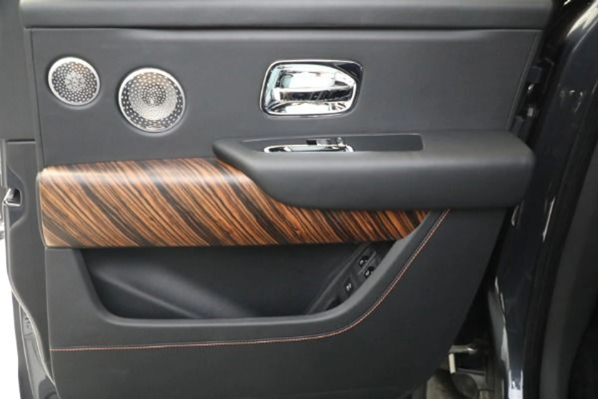 mph026_877788063_Used_2019_Rolls_Royce_Cullinan_05432edd9e