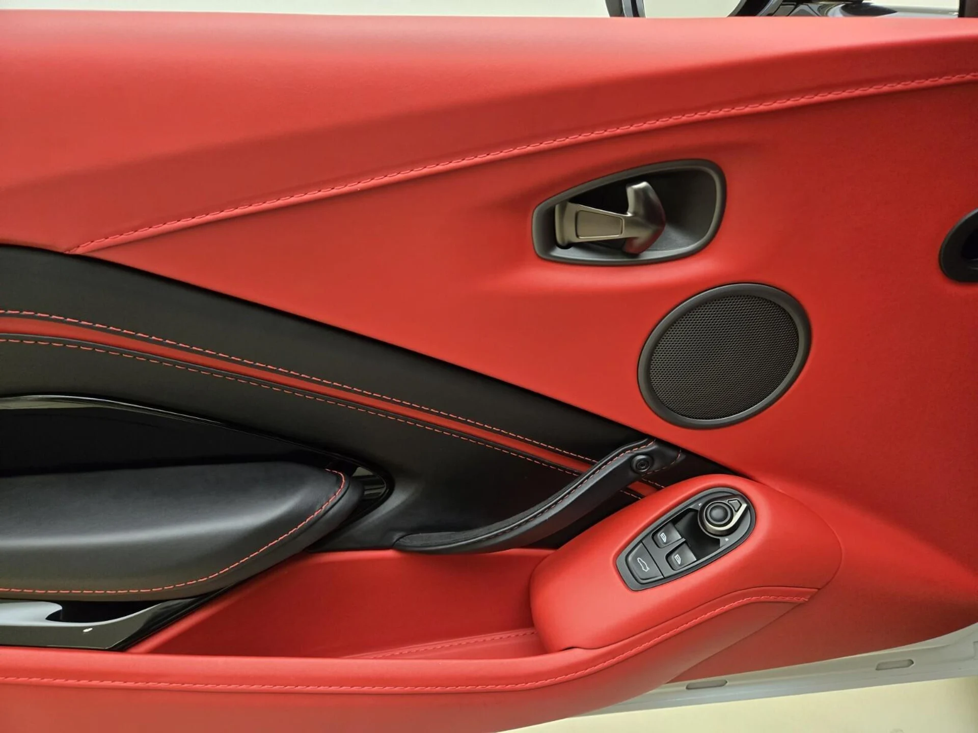 mph026_88625951_Used_2023_Aston_Martin_Vantage_1766214038_0b53d23b54