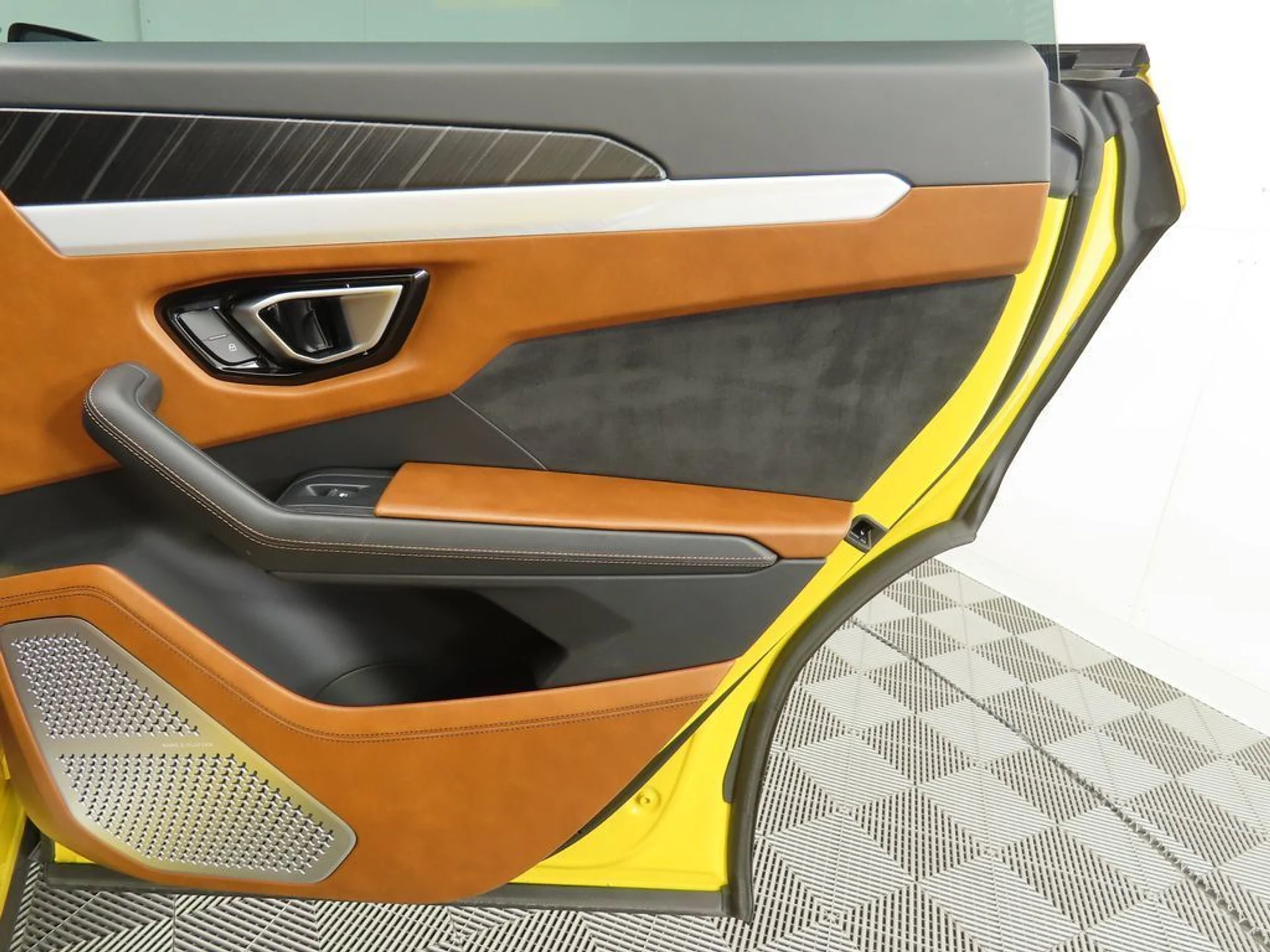 mph026_894426900_used_2019_lamborghini_urus_awd_8119_22960416_27_1024_87b6305d8e