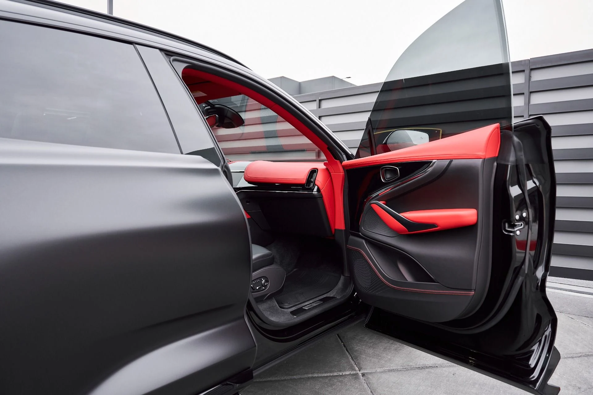 mph026_915615934_Used_2025_Aston_Martin_DBX_707_1766785316_b9fdd54327