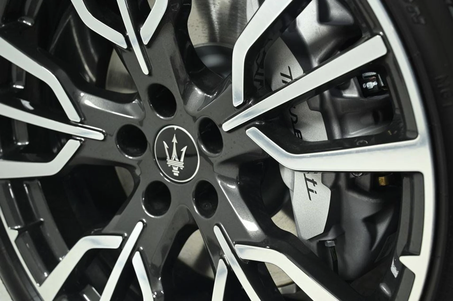 mph026_919332605_new_2025_maserati_grecale_awd_11350_22975687_26_1024_5e8b168502