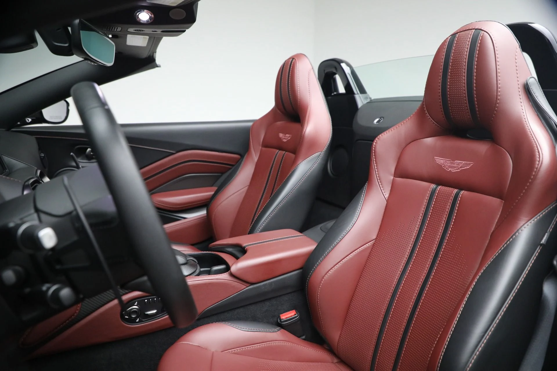 mph026_953840078_Used_2021_Aston_Martin_Vantage_1764880976_0bb5aed12e