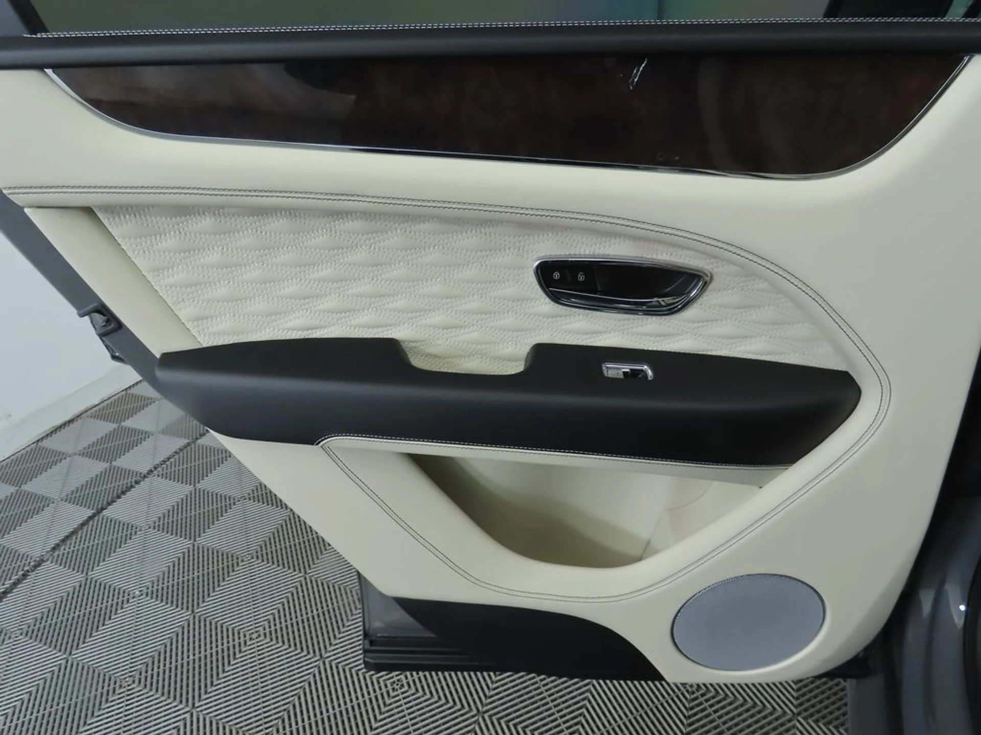 mph026_972836356_new_2026_bentley_bentayga_8119_22950936_27_1024_487cde0f09