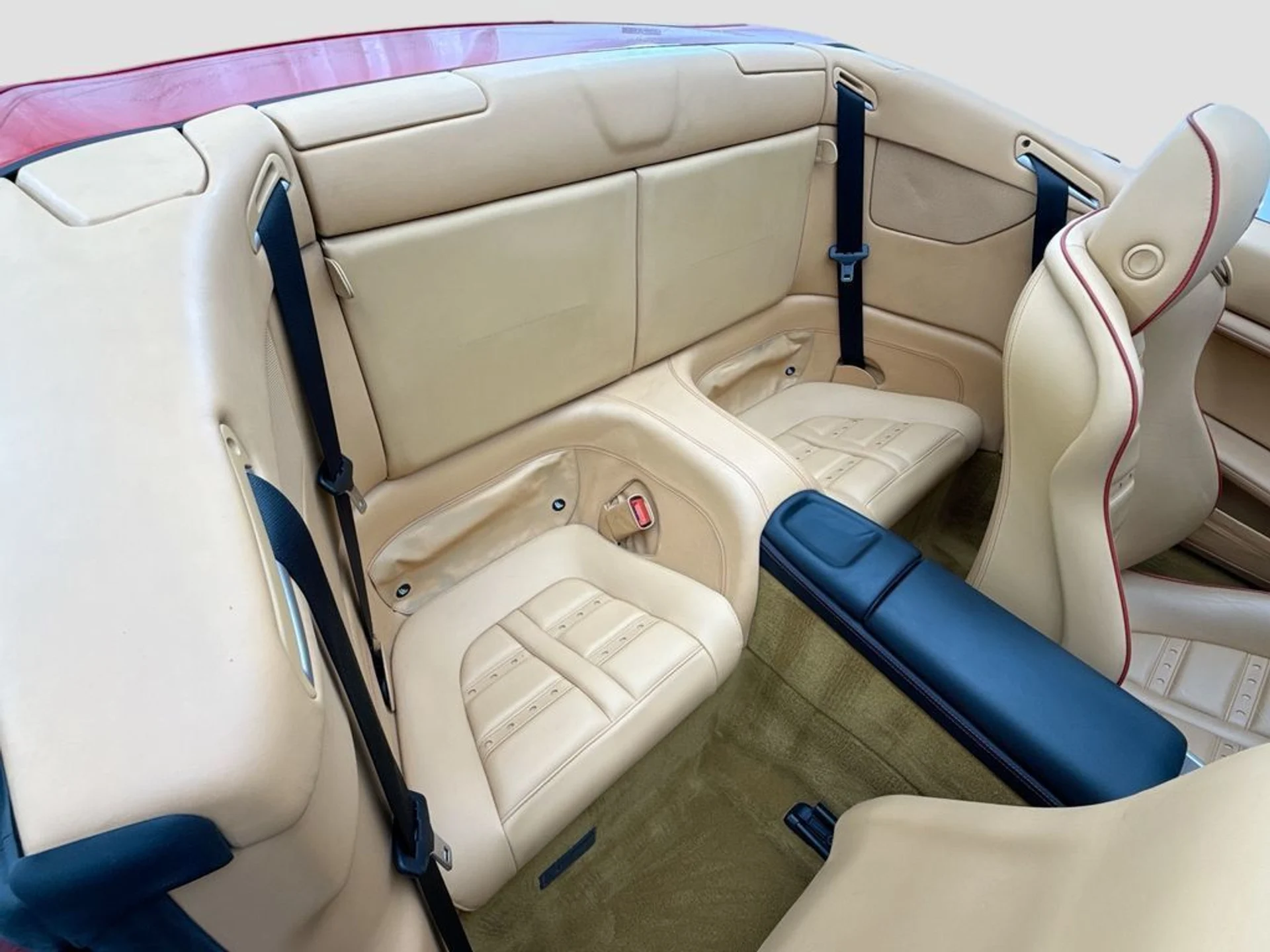 mph026_995505742_used_2014_ferrari_california_2drconvertible_8119_22996020_27_1024_ceaece4308