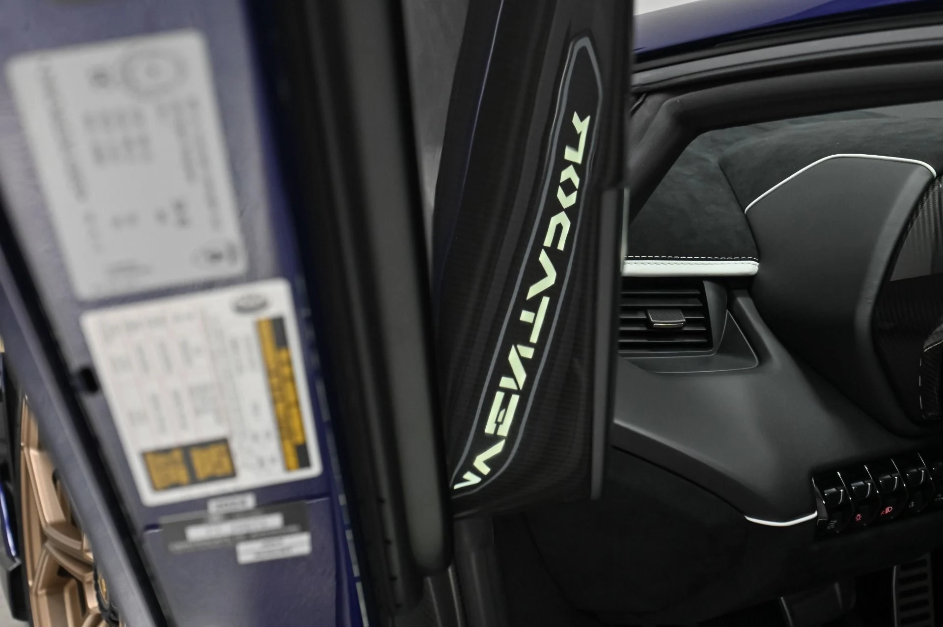 mph027_1001871100_Used_2019_Lamborghini_Aventador_SVJ_1760550459_87ac08a7cc