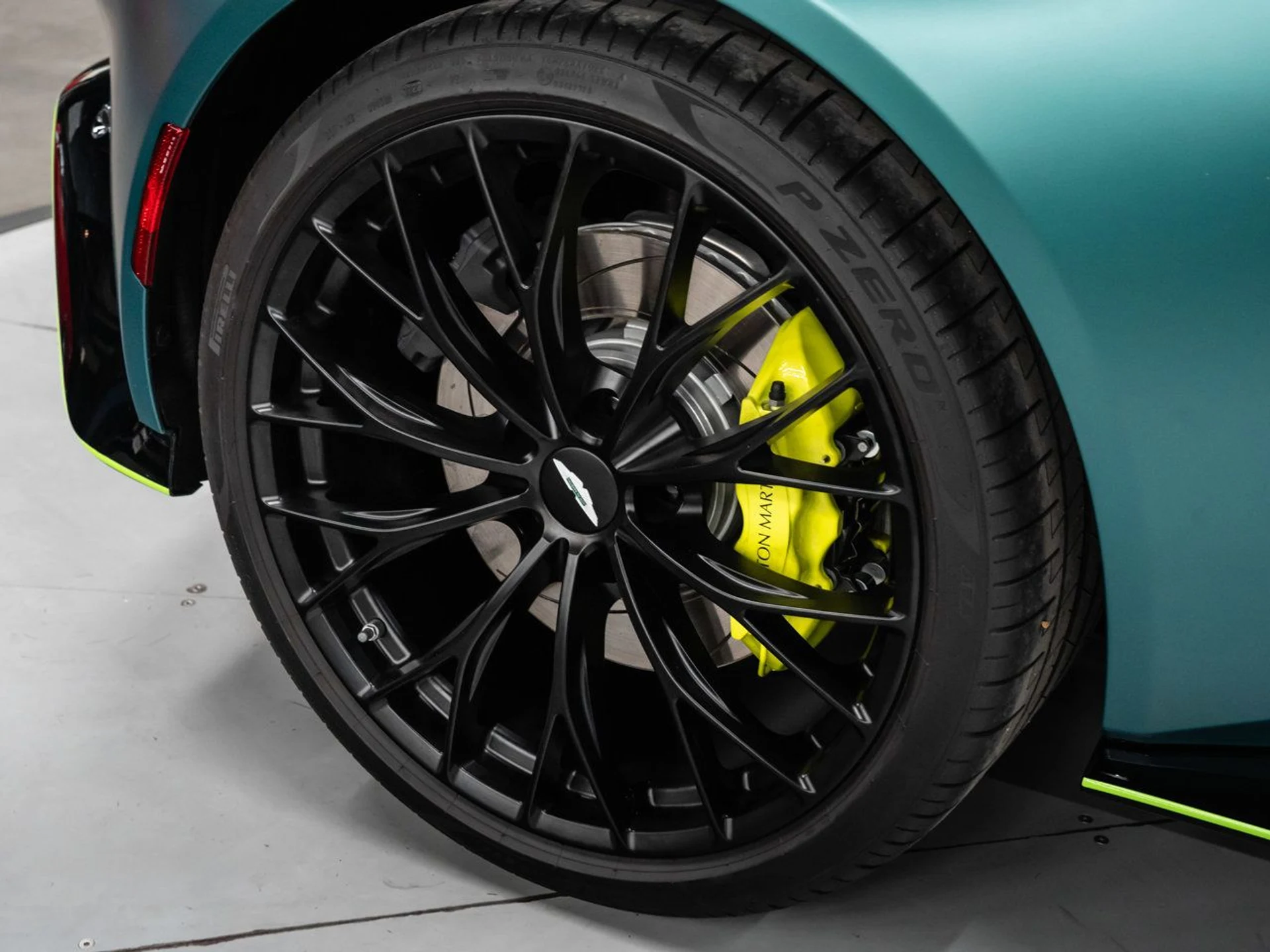 mph027_1020809037_aston_martin_vantage_2023_ad2c33d4dc