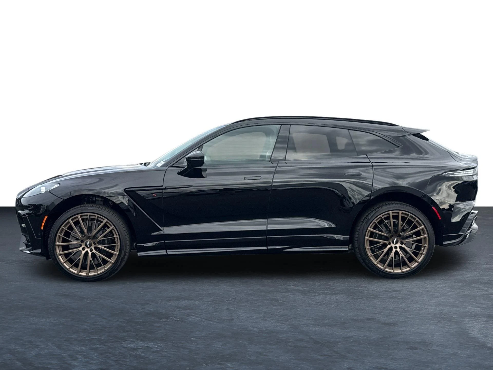 mph027_1028582526_New_2026_Aston_Martin_DBX_S_1793357274_15936a88df