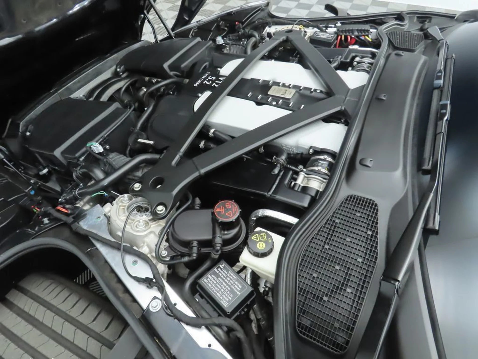 mph027_1037439488_used_2019_aston_martin_db11_amrcoupe_8119_22975631_28_1024_726c9eeb5e