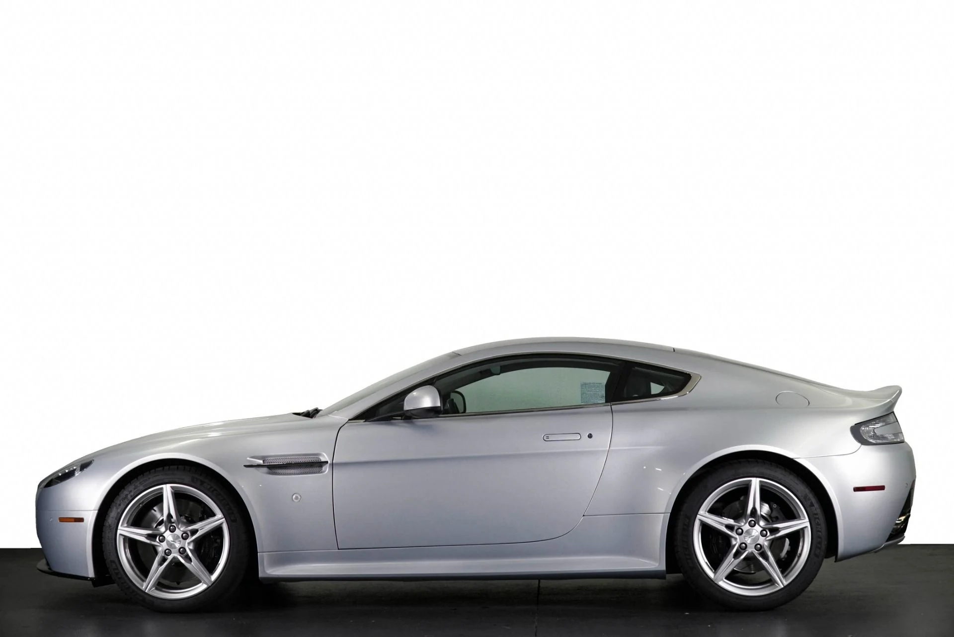 mph027_1046189196_Used_2016_Aston_Martin_V8_Vantage_S_1775836996_83f26f2d47