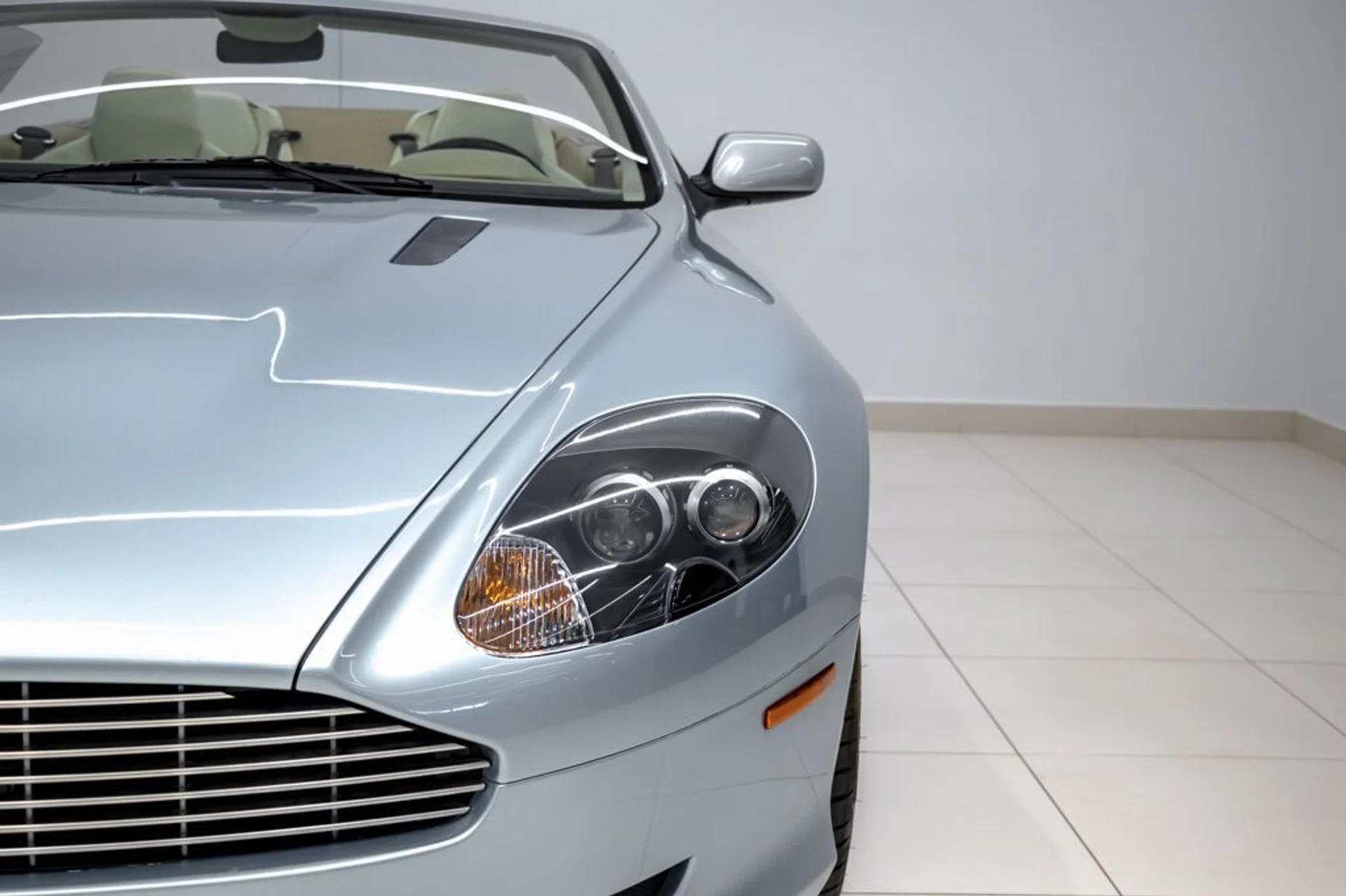 mph027_1069280244_aston_martin_db9_2005_jpg_v_1754355020_e7063e80e9