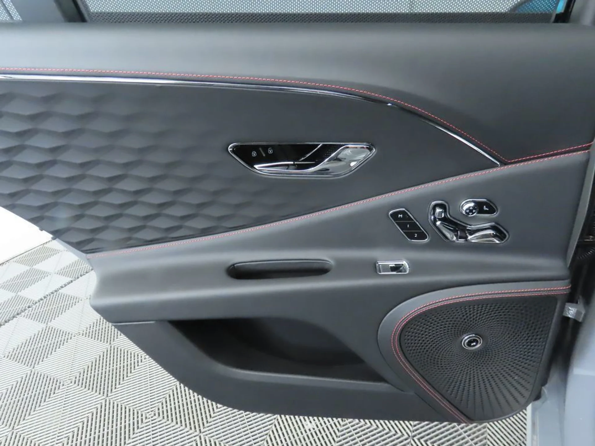 mph027_1083389073_new_2025_bentley_flying_spur_speedsedan_8119_22891449_28_1024_0b163a9a0d