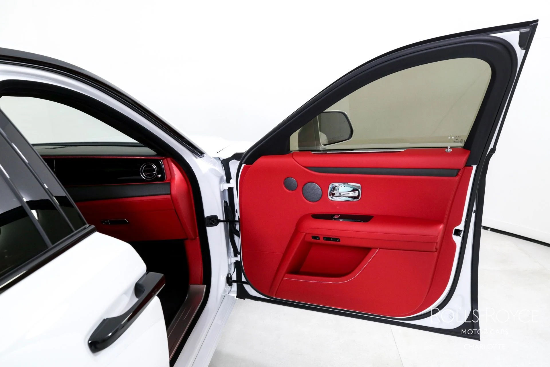 mph027_1084992686_Used_2024_Rolls_Royce_Ghost_1723672329_54c05bdab4
