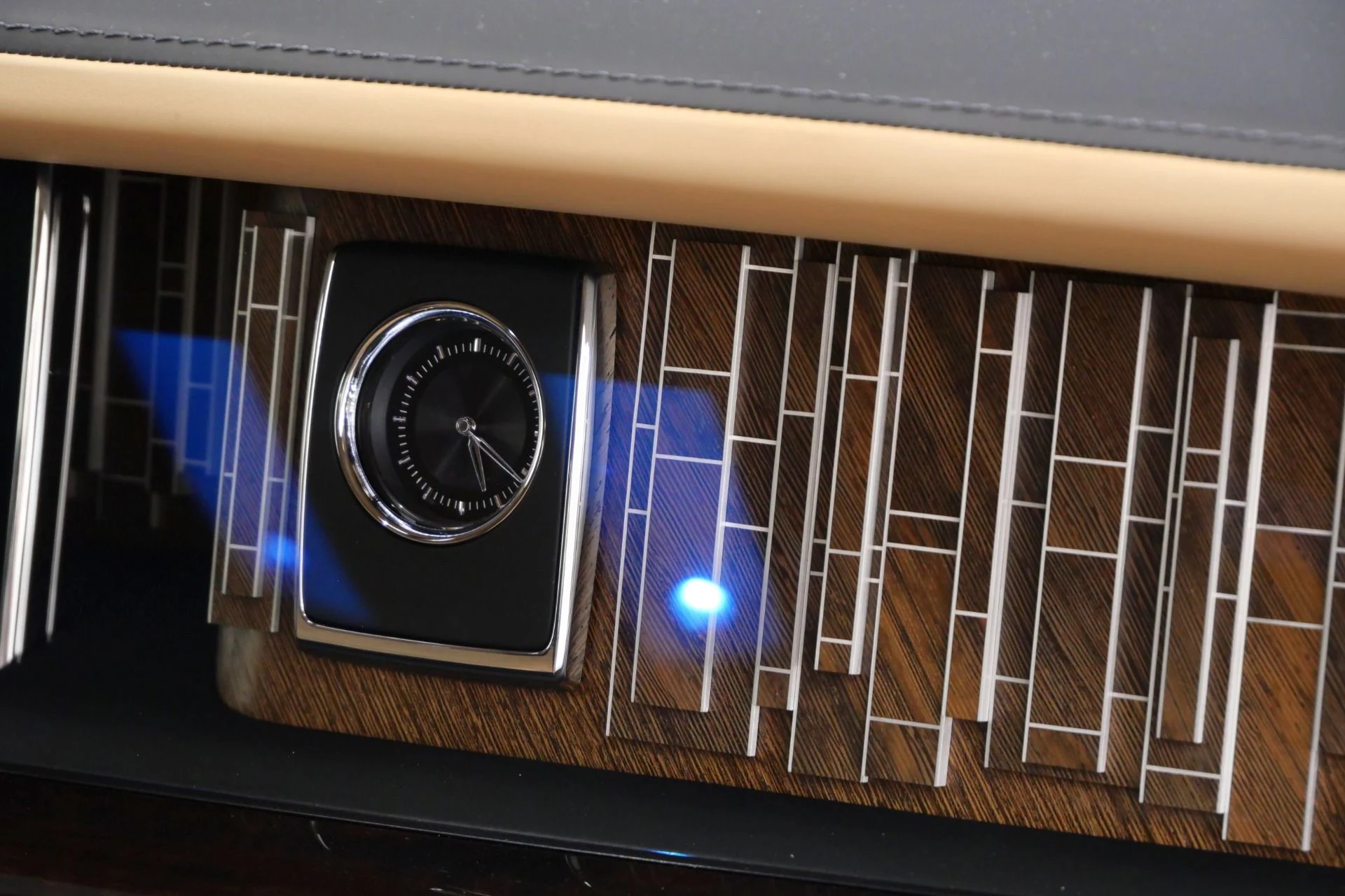 mph027_1102222618_Used_2020_Rolls_Royce_Phantom_1760120905_d7c99b165a
