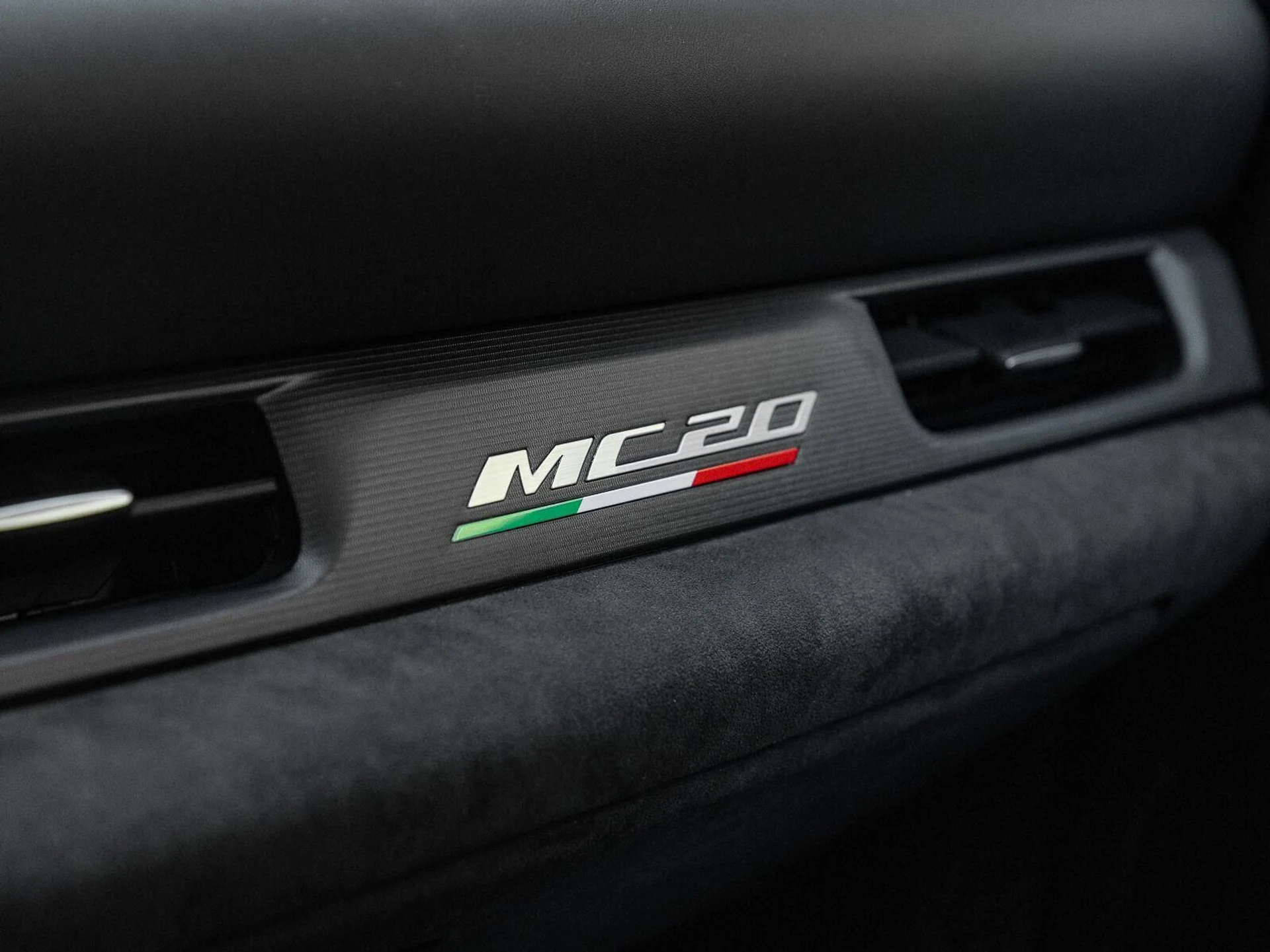 mph027_1110862911_Used_2022_Maserati_MC_20_Coupe_1784923361_8d5422402f