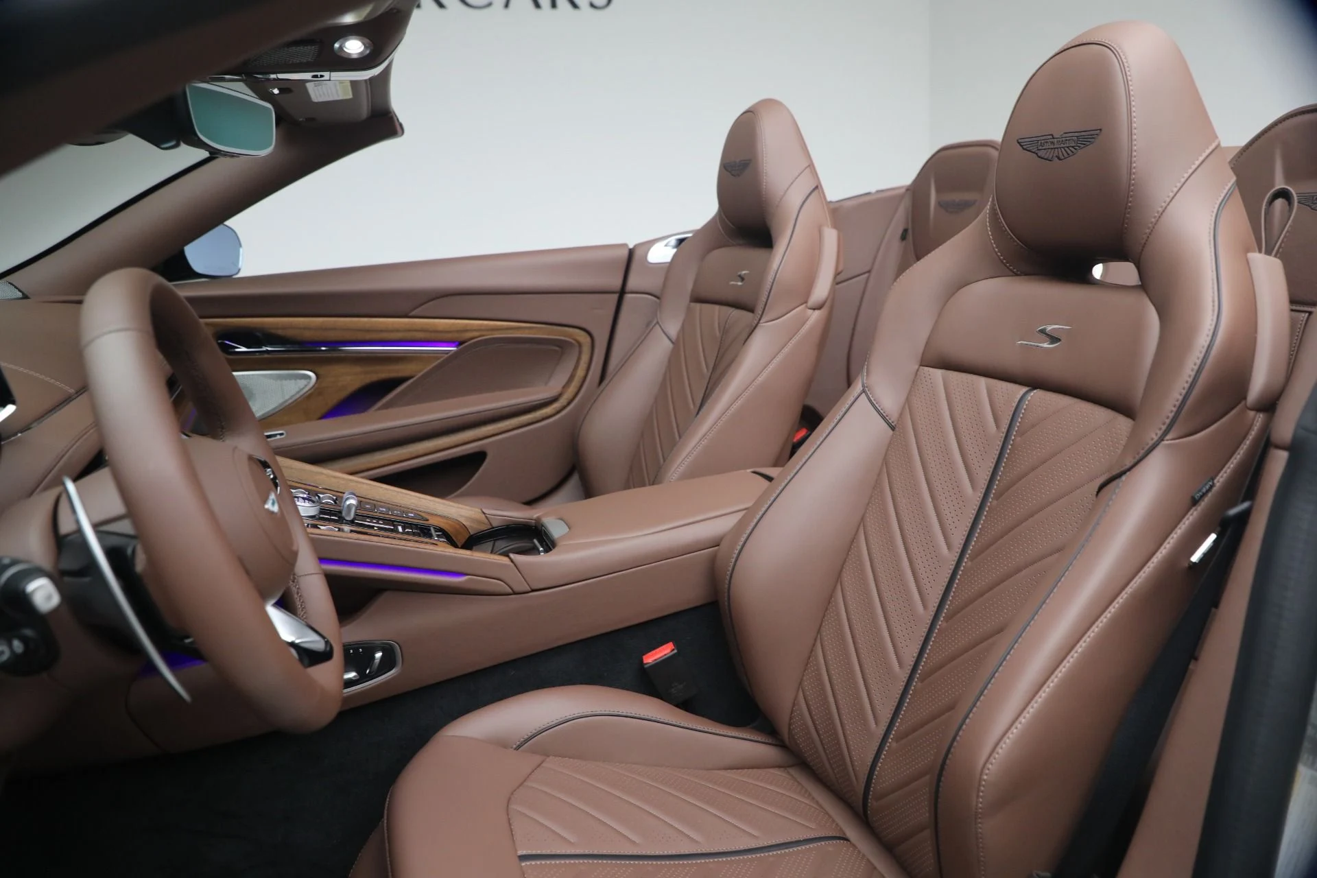 mph027_1118353449_New_2026_Aston_Martin_DB_12_S_Volante_1781361339_c4d5bcbdb2