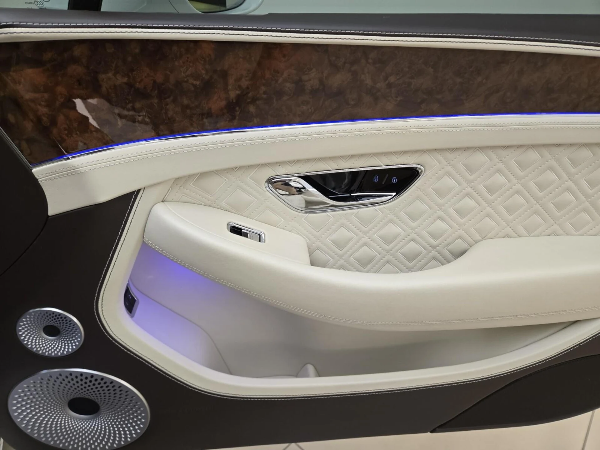 mph027_1130504368_Used_2022_Bentley_Continental_GT_V8_1763539423_493fe2db53