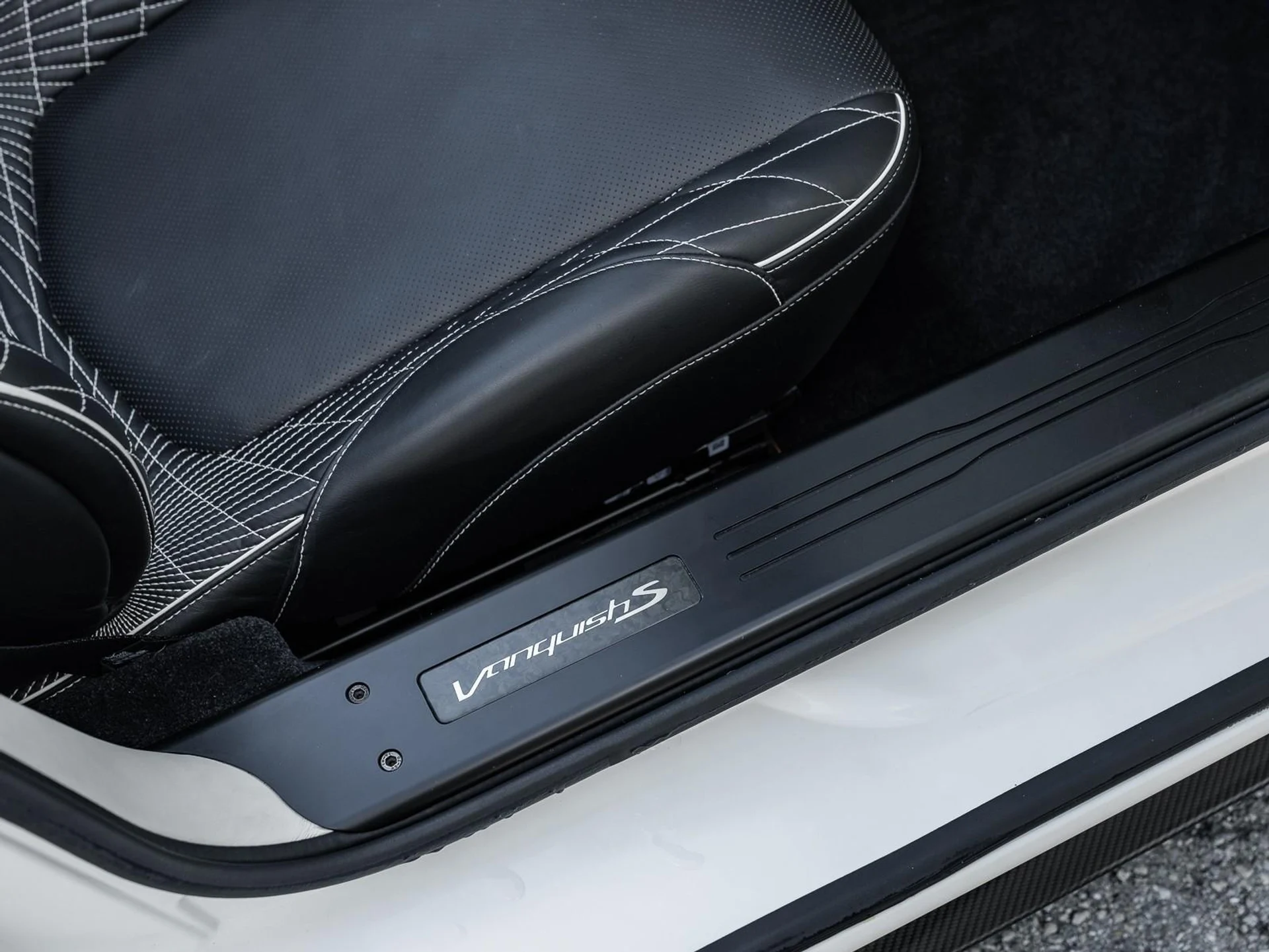 mph027_1135881246_Used_2018_Aston_Martin_Vanquish_S_1759353682_2a97439632