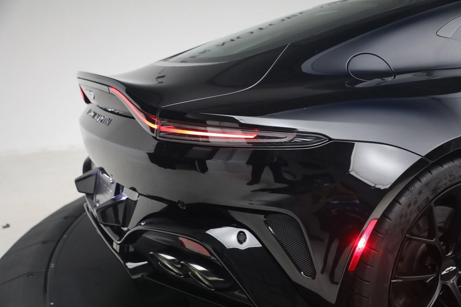 mph027_1138139916_Used_2025_Aston_Martin_Vantage_1790186277_72adaa4a0a