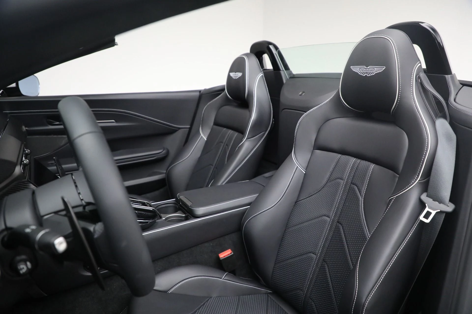 mph027_1145032503_New_2026_Aston_Martin_Vantage_Roadster_1762286648_5d908fbfbc