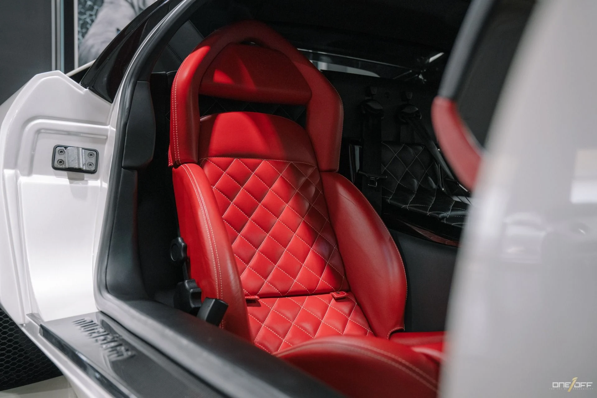 mph027_1159153312_Used_2009_Lamborghini_Murcielago_LP_640_in_Balloon_White_over_Red_Interior_w_Front_Lift_1754600274_d55f3111c5