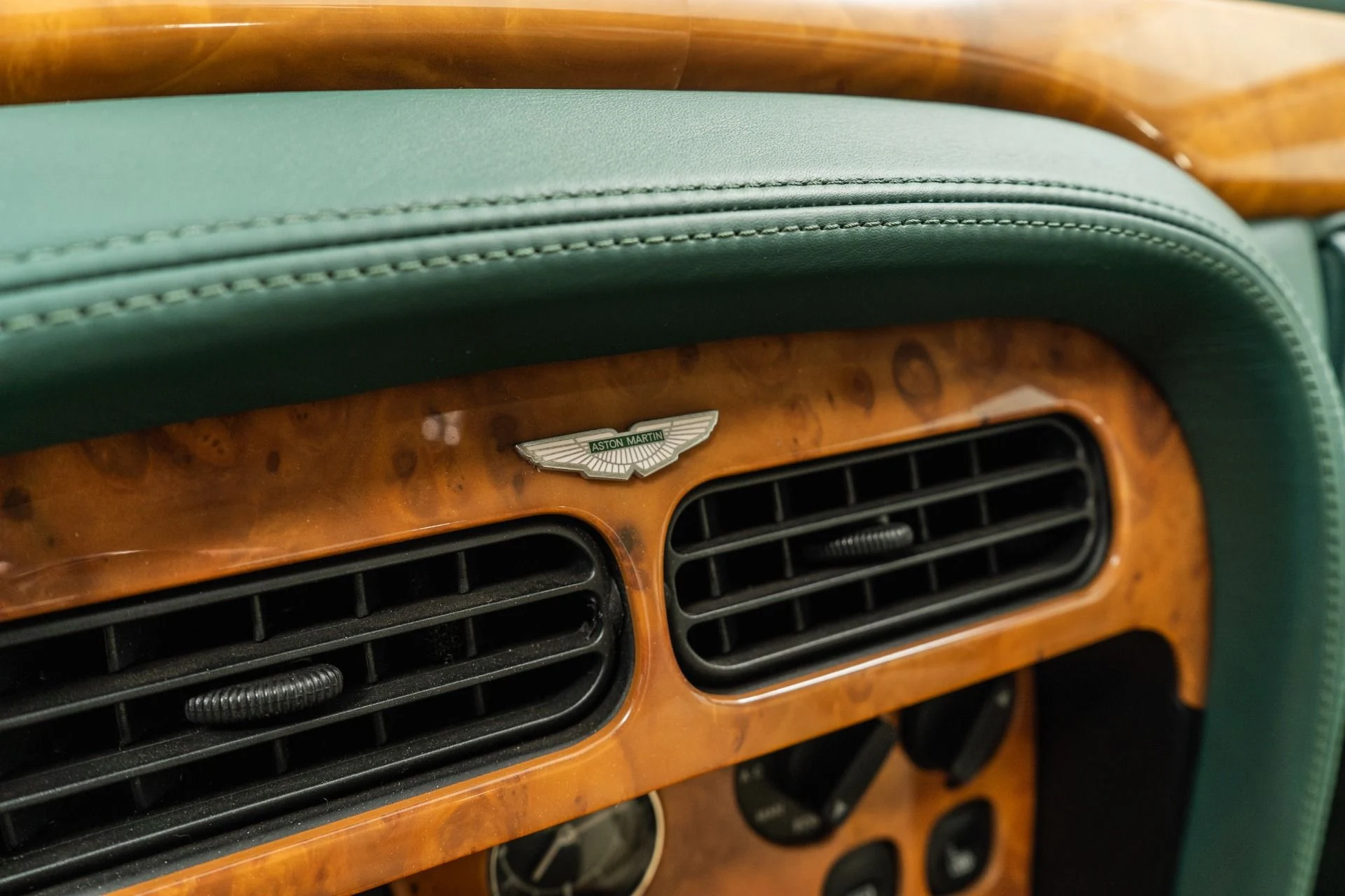 mph027_1166412763_Used_2001_Aston_Martin_DB_7_V12_Vantage_1760468249_54408a819f