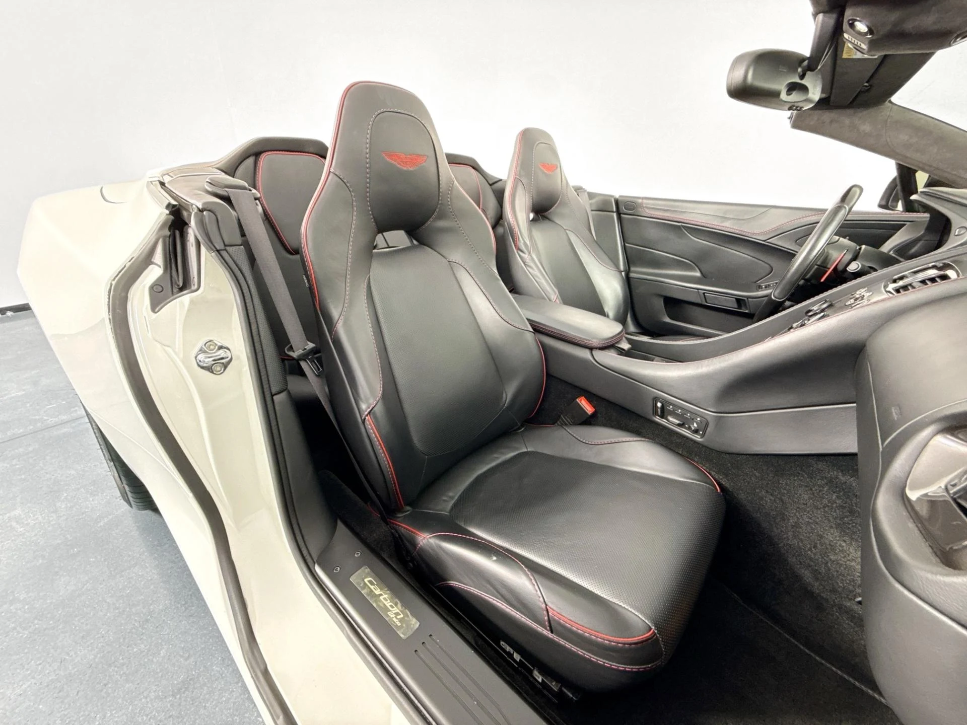 mph027_1169440214_Used_2015_Aston_Martin_Vanquish_Volante_1782334097_6c378559e2