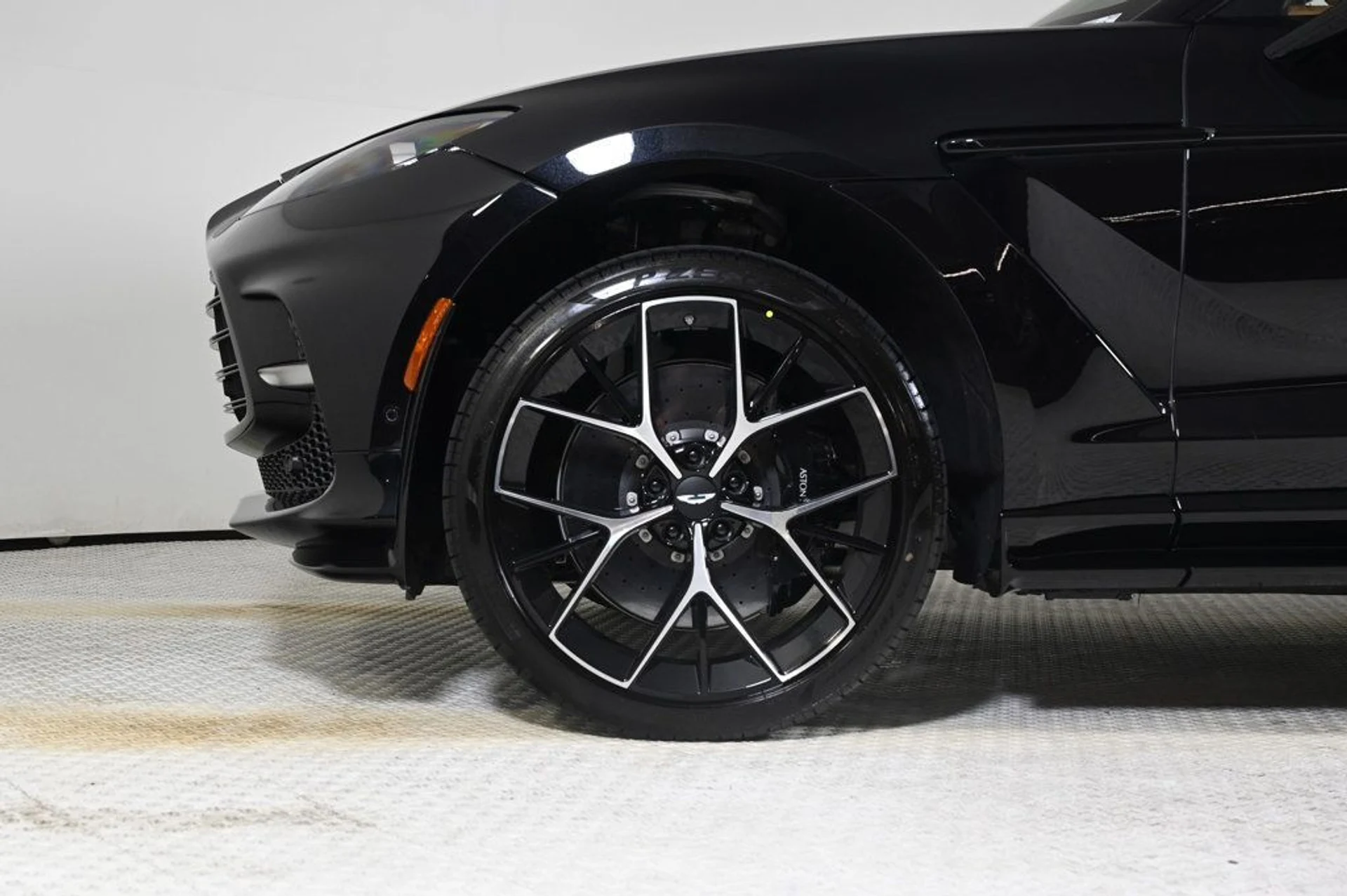 mph027_1173603715_new_2026_aston_martin_dbx_707awd_11350_22969436_28_1024_16aca219f8