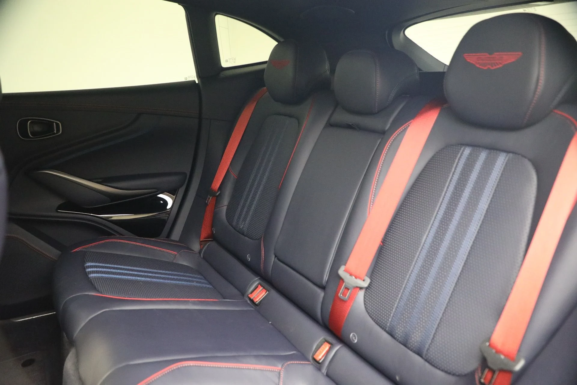 mph027_1174771994_Used_2025_Aston_Martin_DBX_707_1790965010_9d3c73e00a