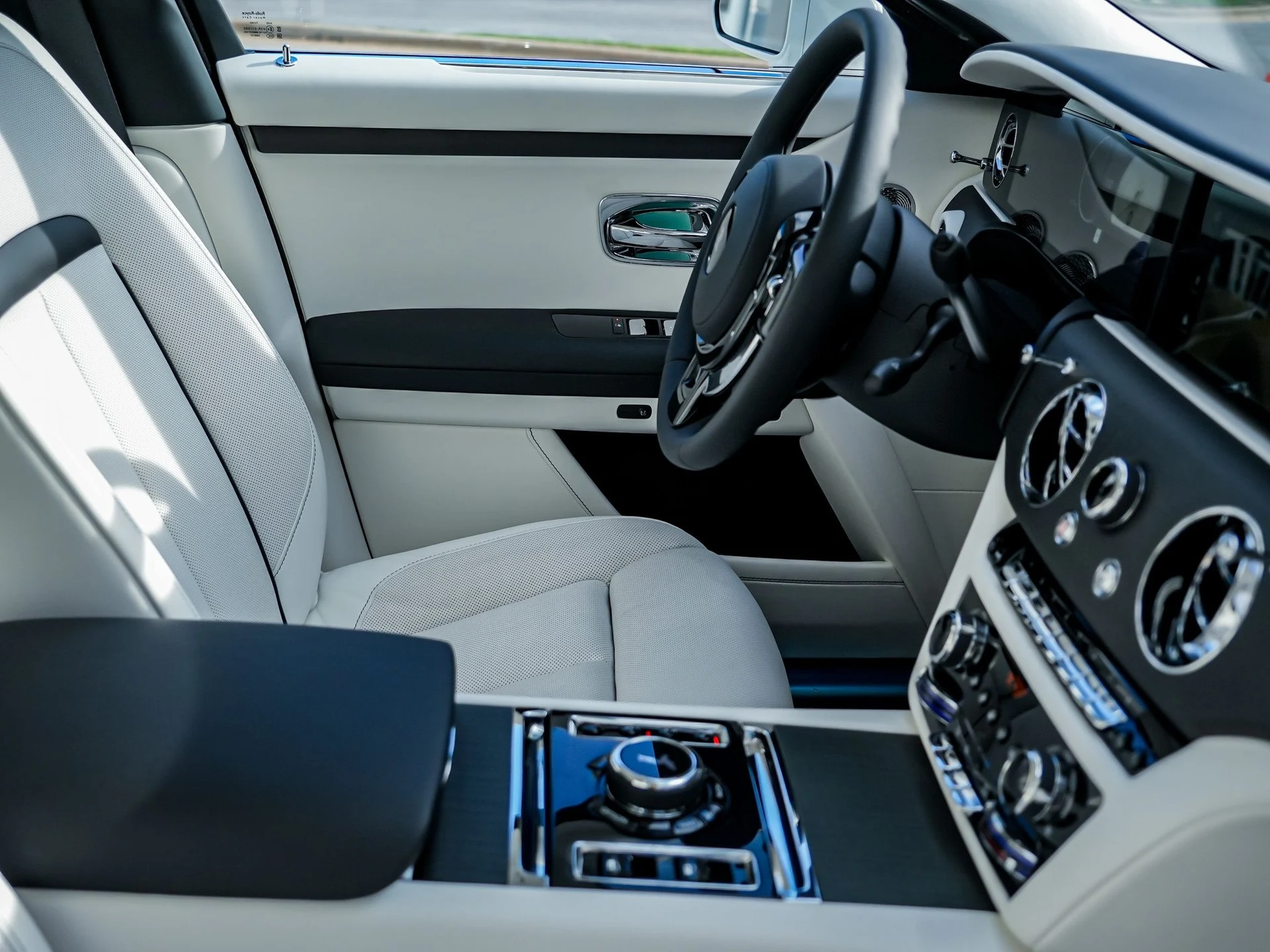 mph027_1180629527_Hi_Tech_Luxury_Imports_LLC_SCA_23_GZ_00_VU_236165_image_27_64c3904ad7