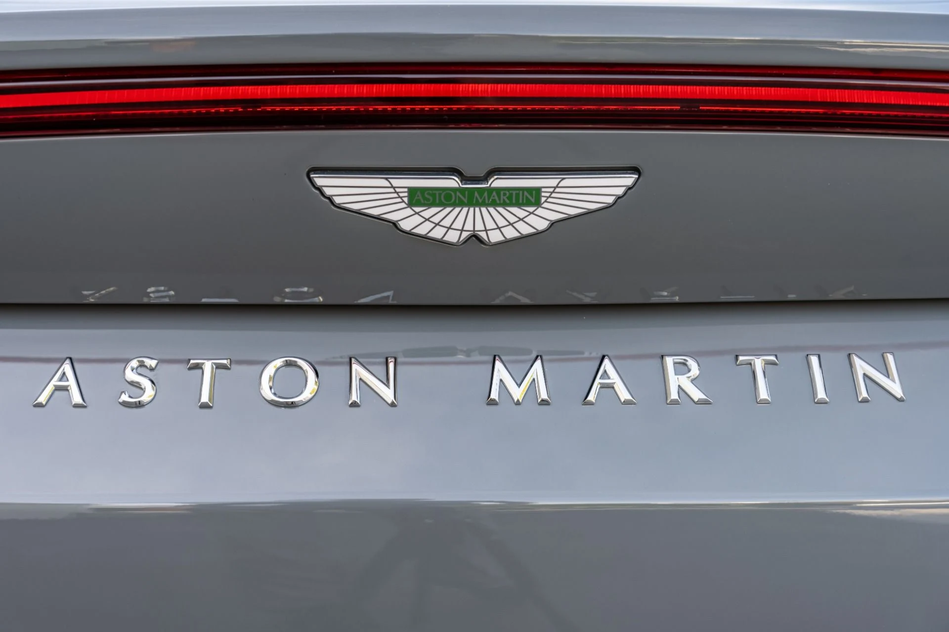 mph027_1185598199_Used_2022_Aston_Martin_Vantage_1736200905_54a1059f46
