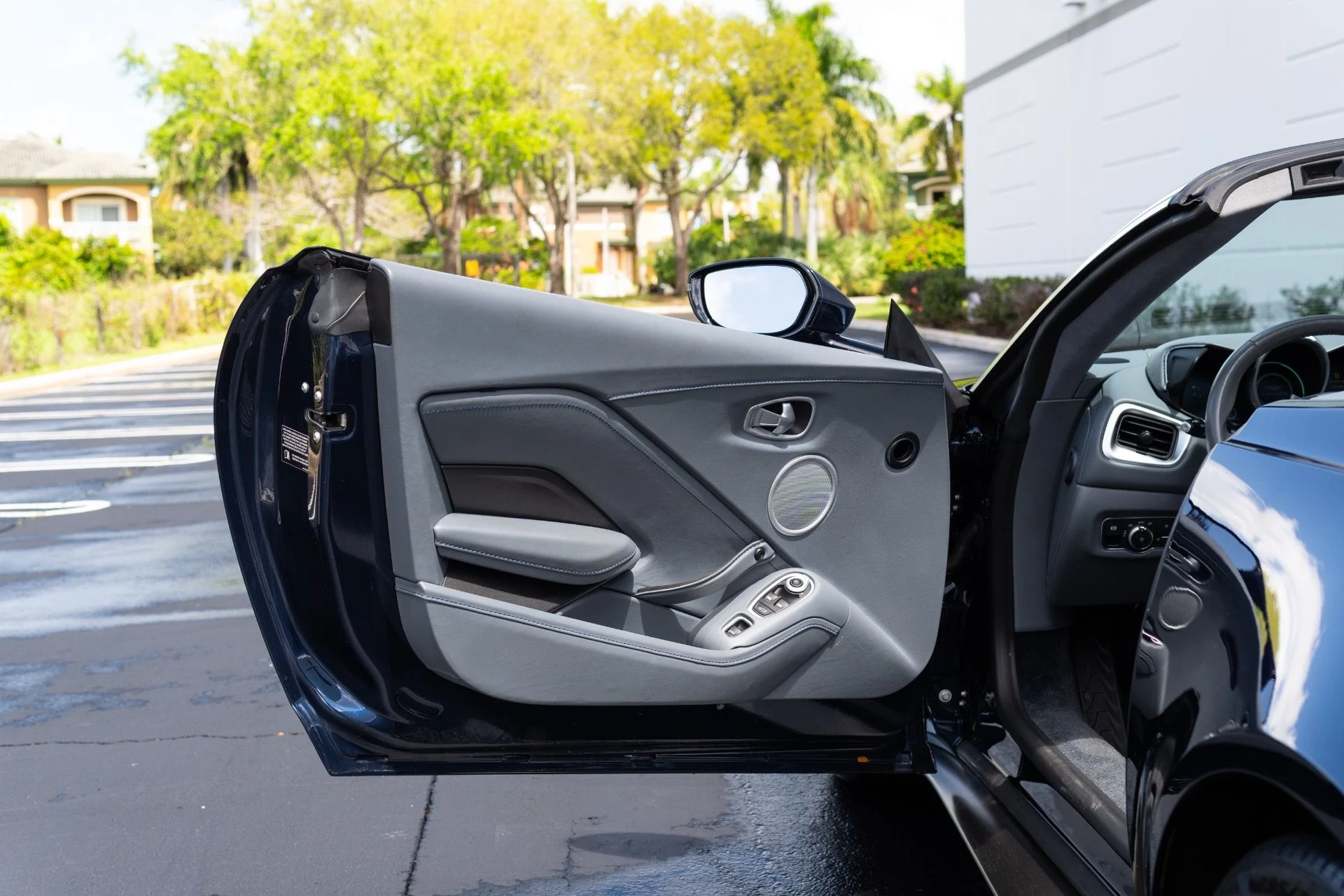 mph027_1199759577_Used_2021_Aston_Martin_Vantage_1774065878_5f84d44271