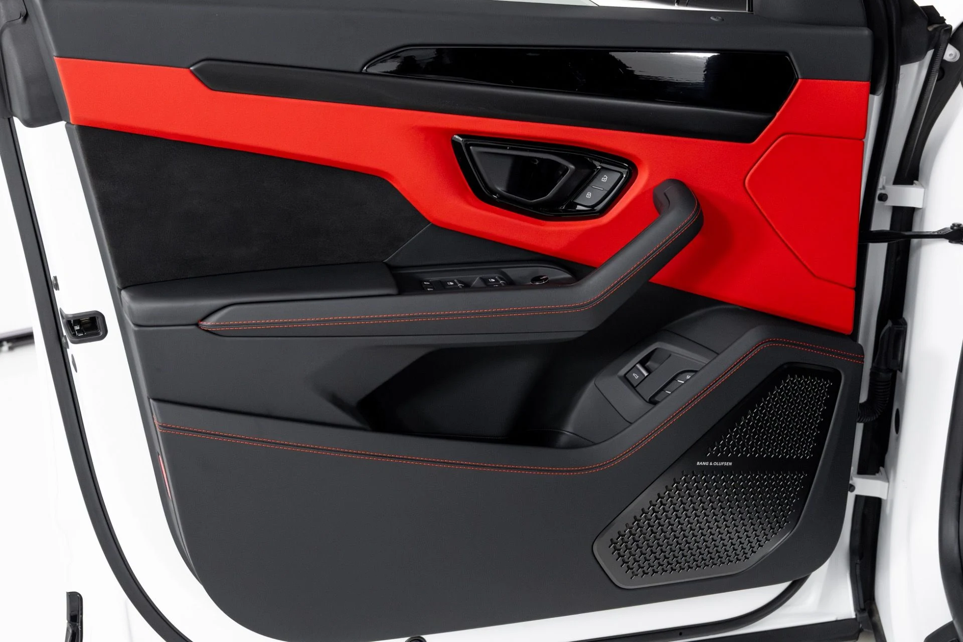 mph027_1202957343_Used_2024_Lamborghini_Urus_S_1765302052_aea79987ec