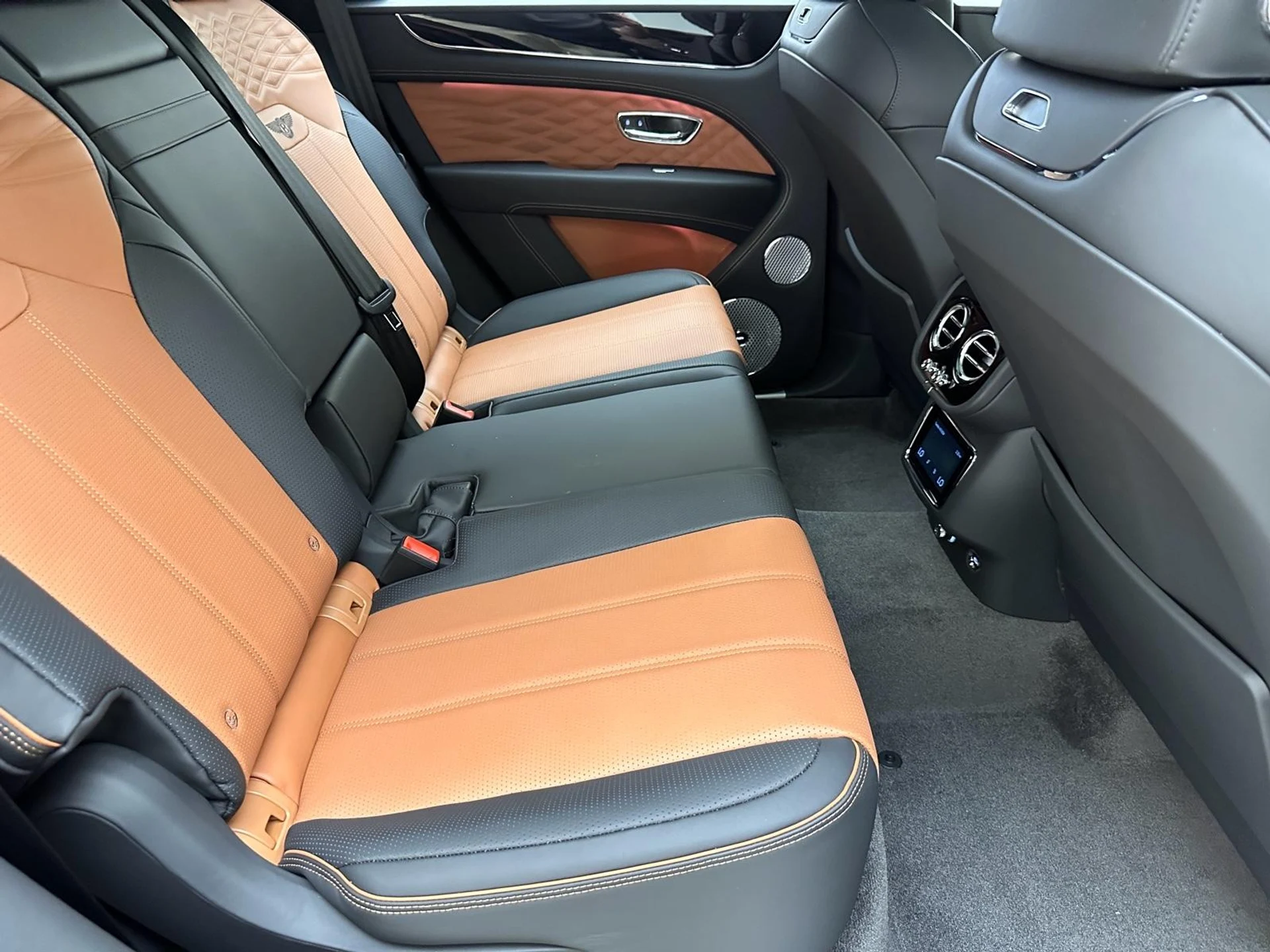 mph027_1212181390_Used_2024_Bentley_Bentayga_V8_1773982917_9969da0139