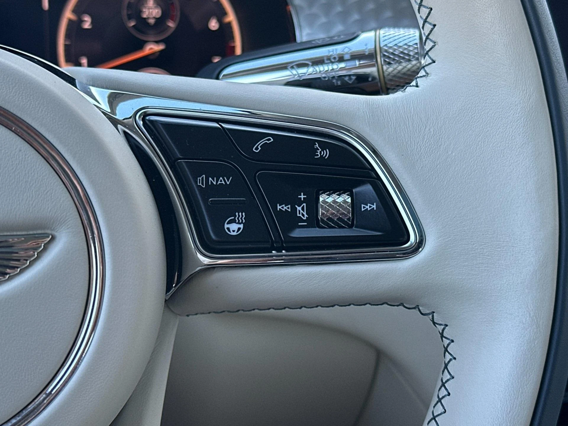 mph027_1223252966_Used_2024_Bentley_Flying_Spur_1760603861_8400355063