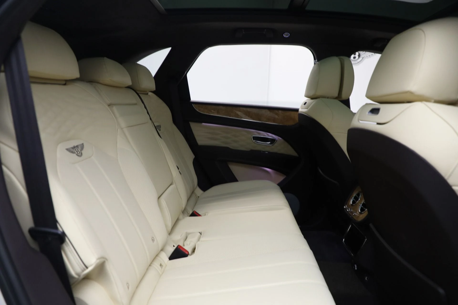 mph027_1230587584_New_2025_Bentley_Bentayga_Azure_V8_027f7c2e08