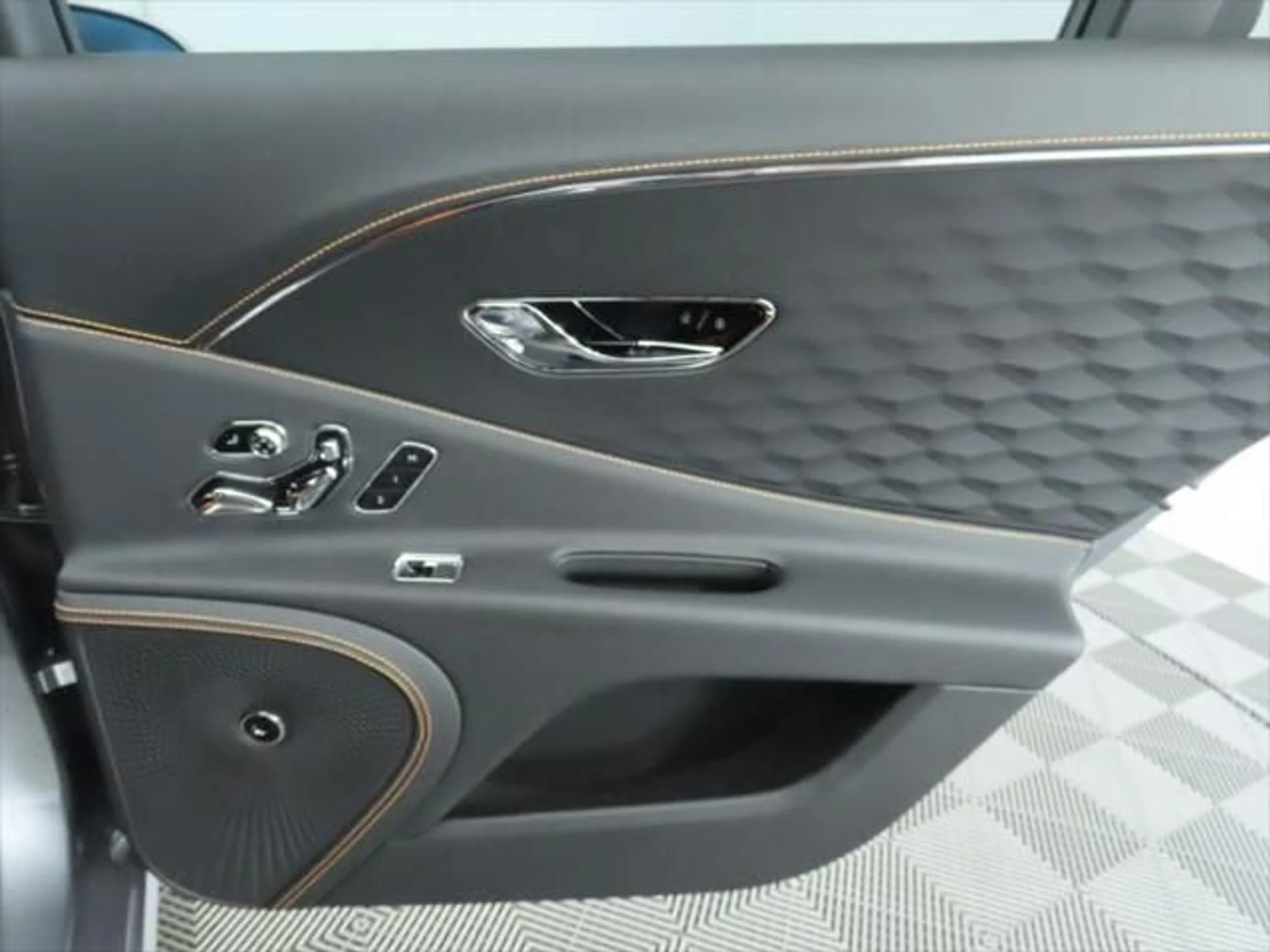 mph027_1239391763_used_2025_bentley_flying_spur_speedsedan_8119_23018472_28_640_f3aa230a6c