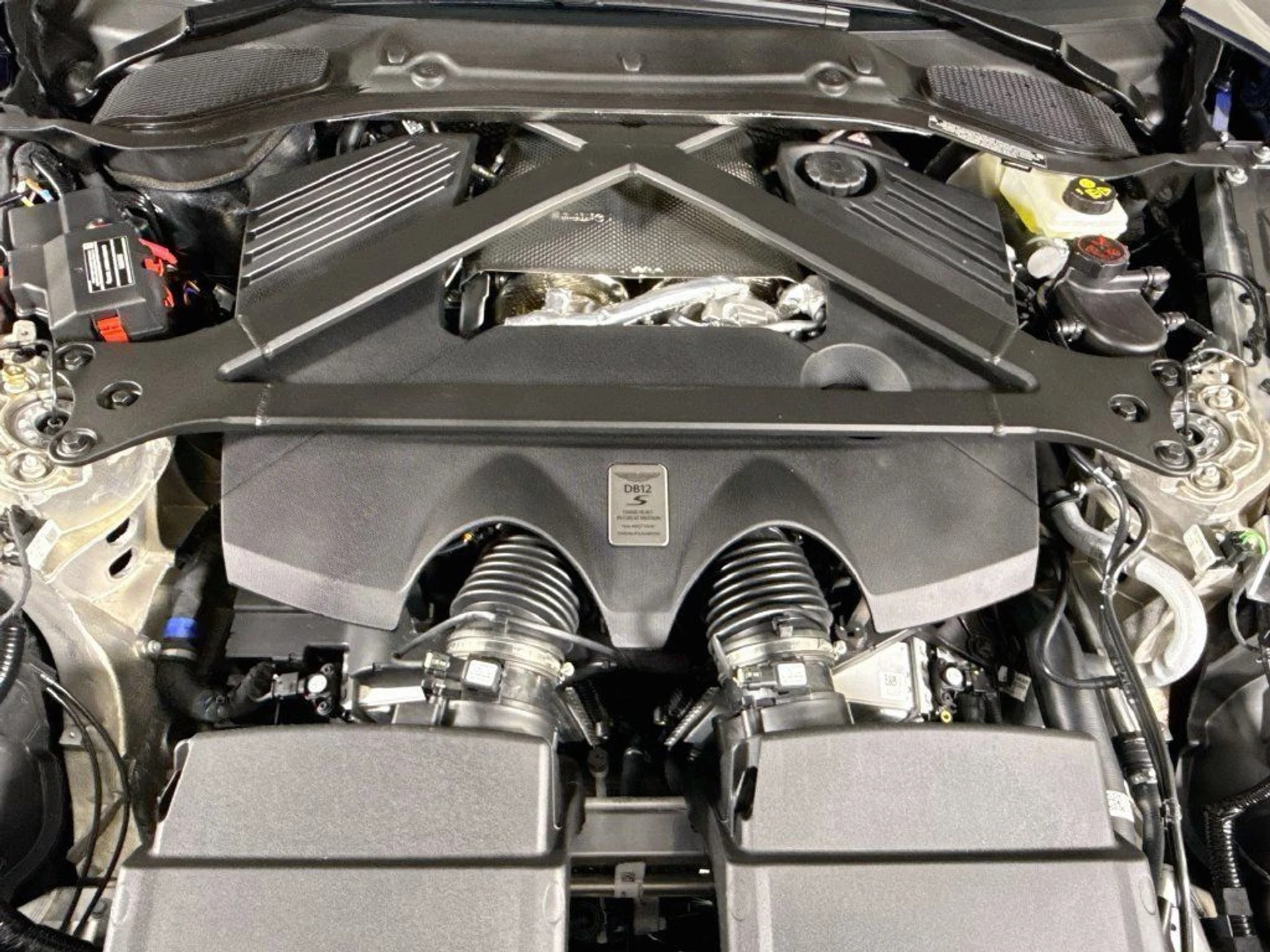 mph027_1243470686_new_2026_aston_martin_db12_volante_11350_23082911_27_1024_48f2e211c6