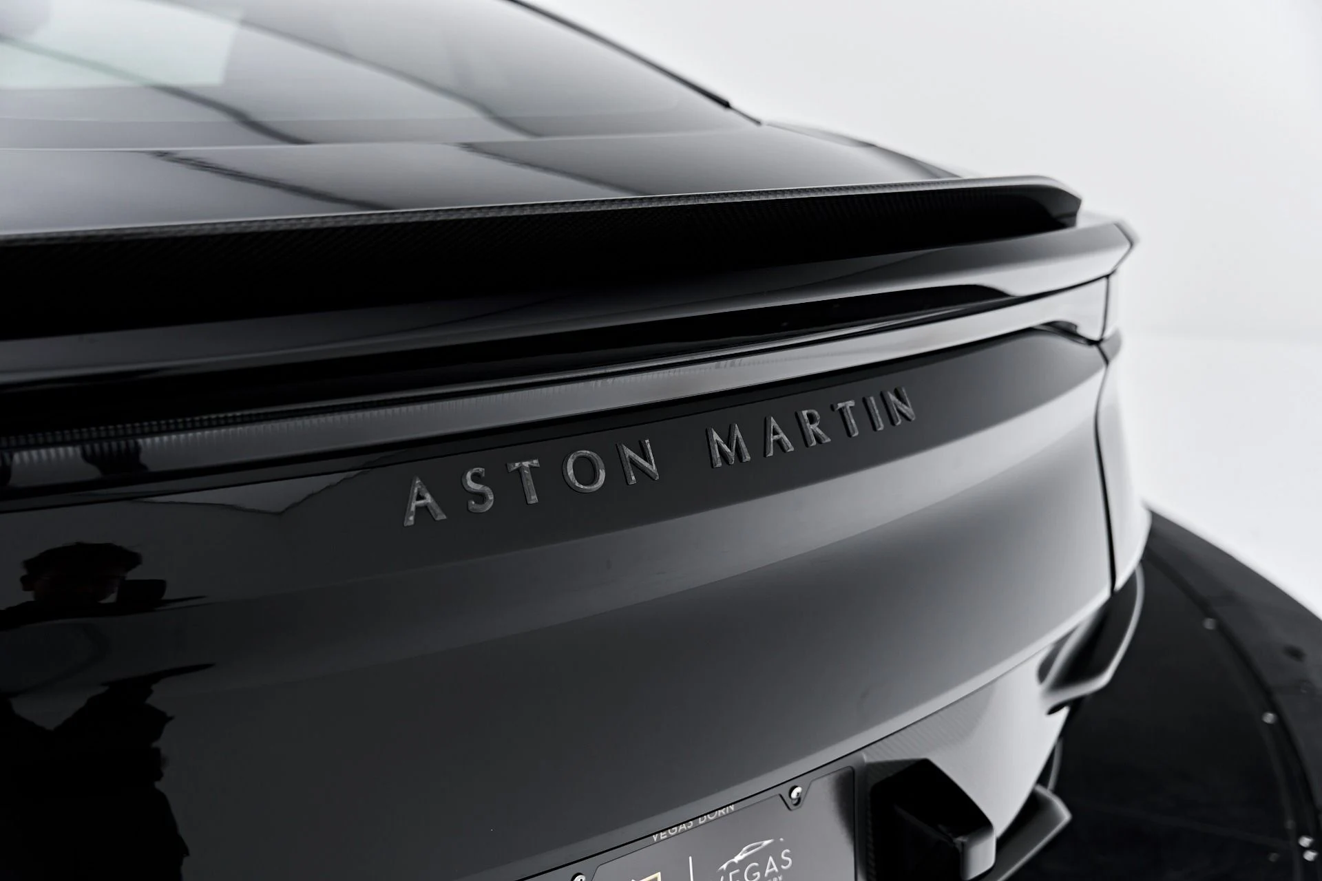 mph027_1247941875_Used_2019_Aston_Martin_DBS_Superleggera_1791337446_6d8f88fe4d